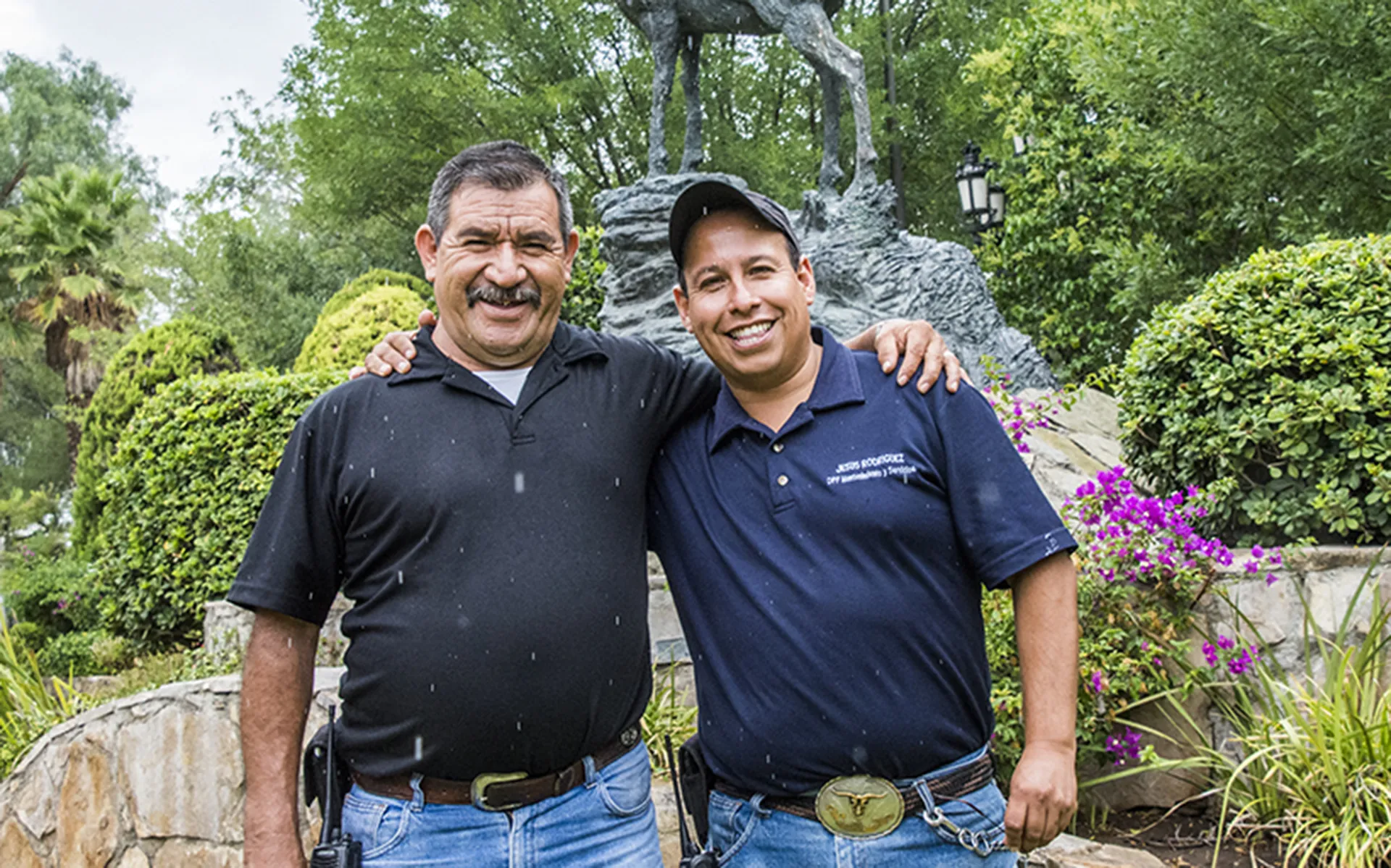Dos compañeros abrazándose