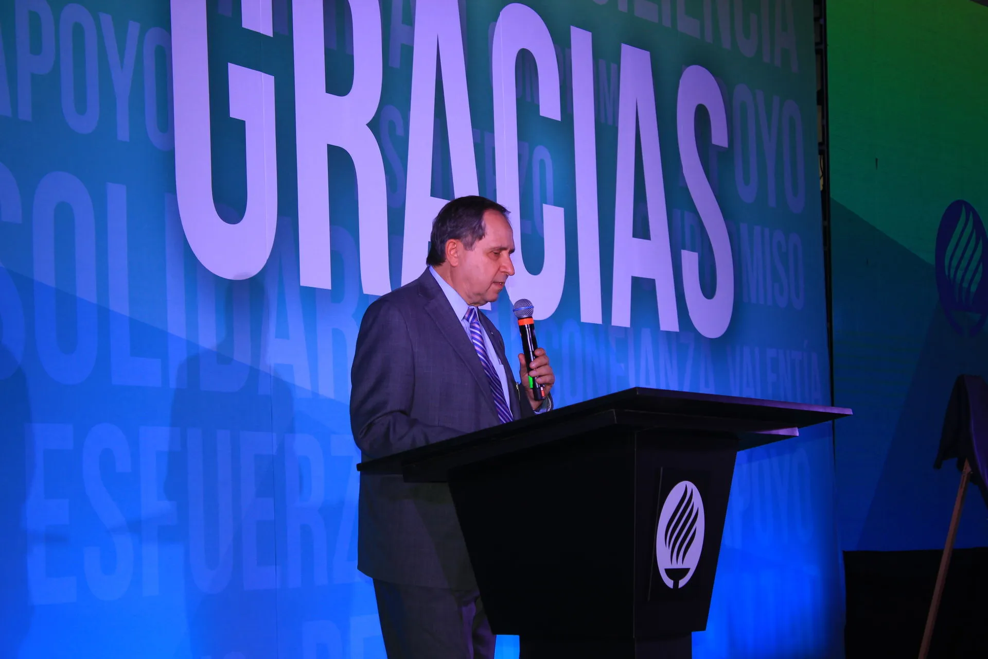 Salvador Alva durante la ceremonia de agradecimiento
