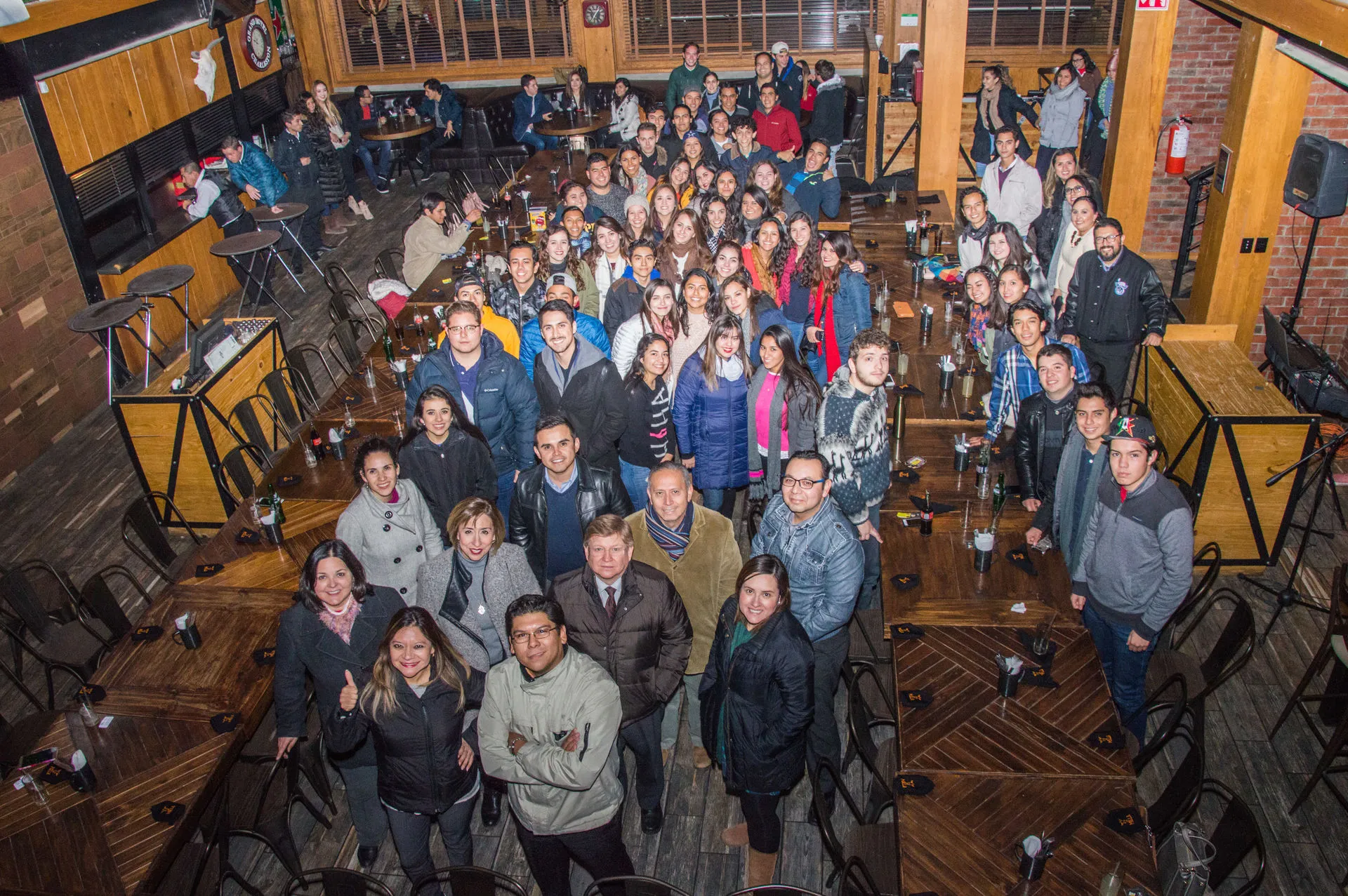 Grupo de alumnos y profesores en la toma de fotografía oficial