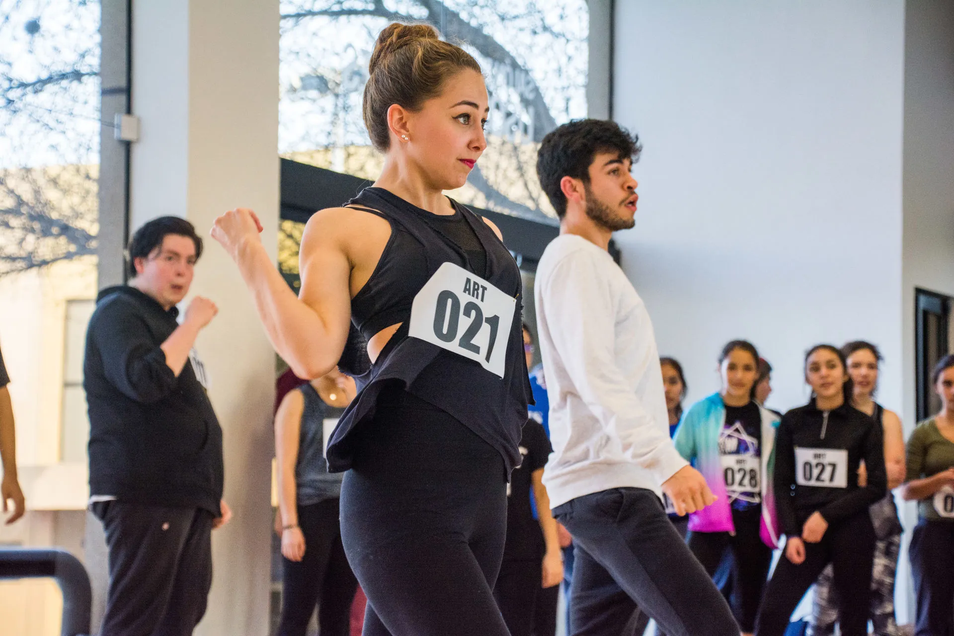 Jóvenes bailando en una audición