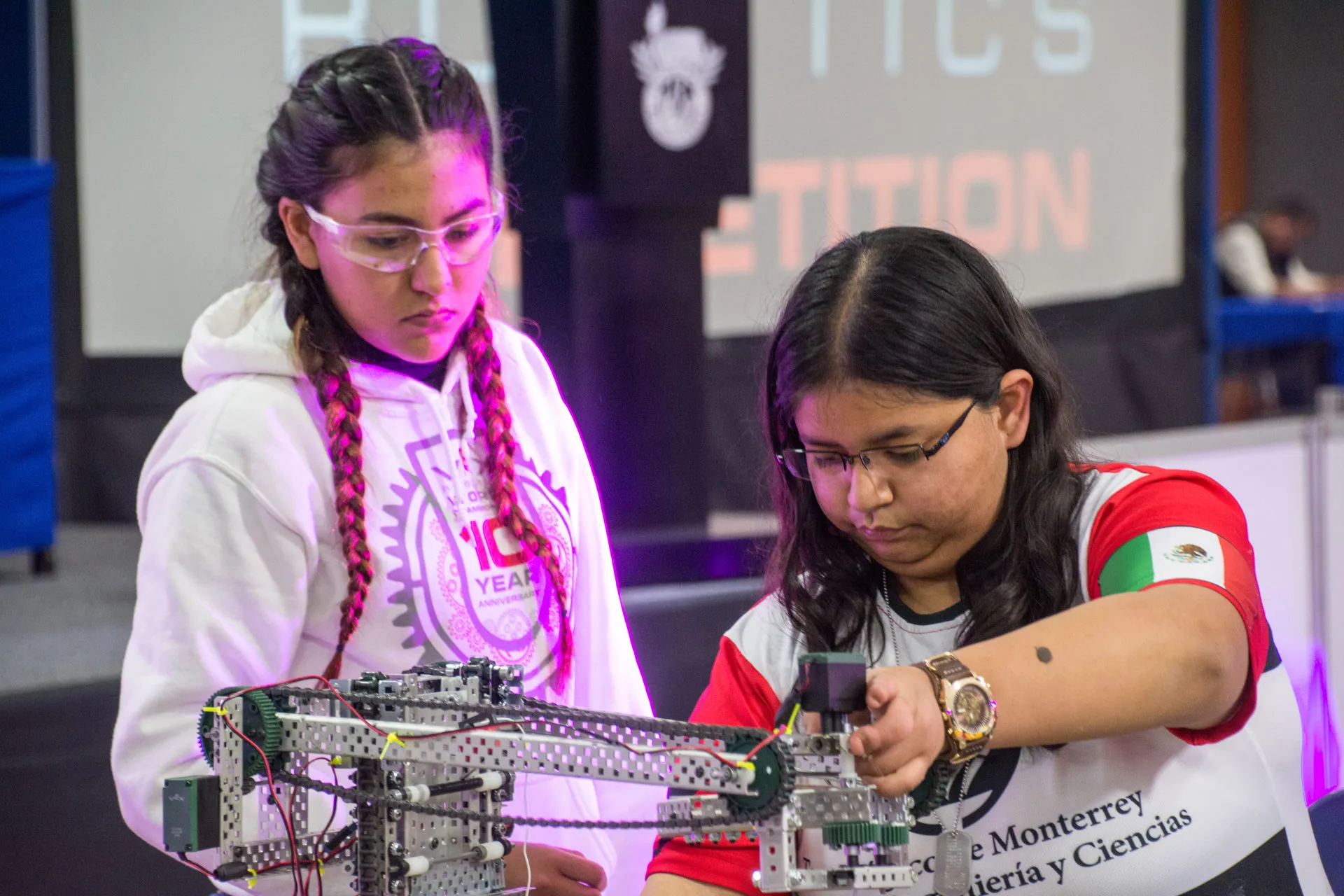 Dos alumnas ultimando detalles en su robot.