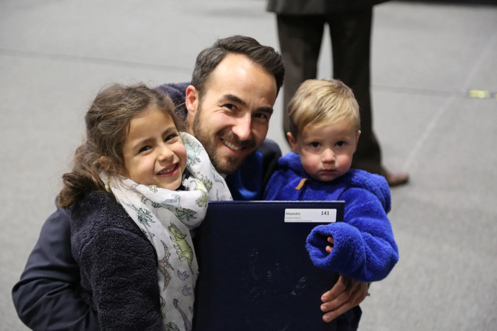 Graduado con sus hijos