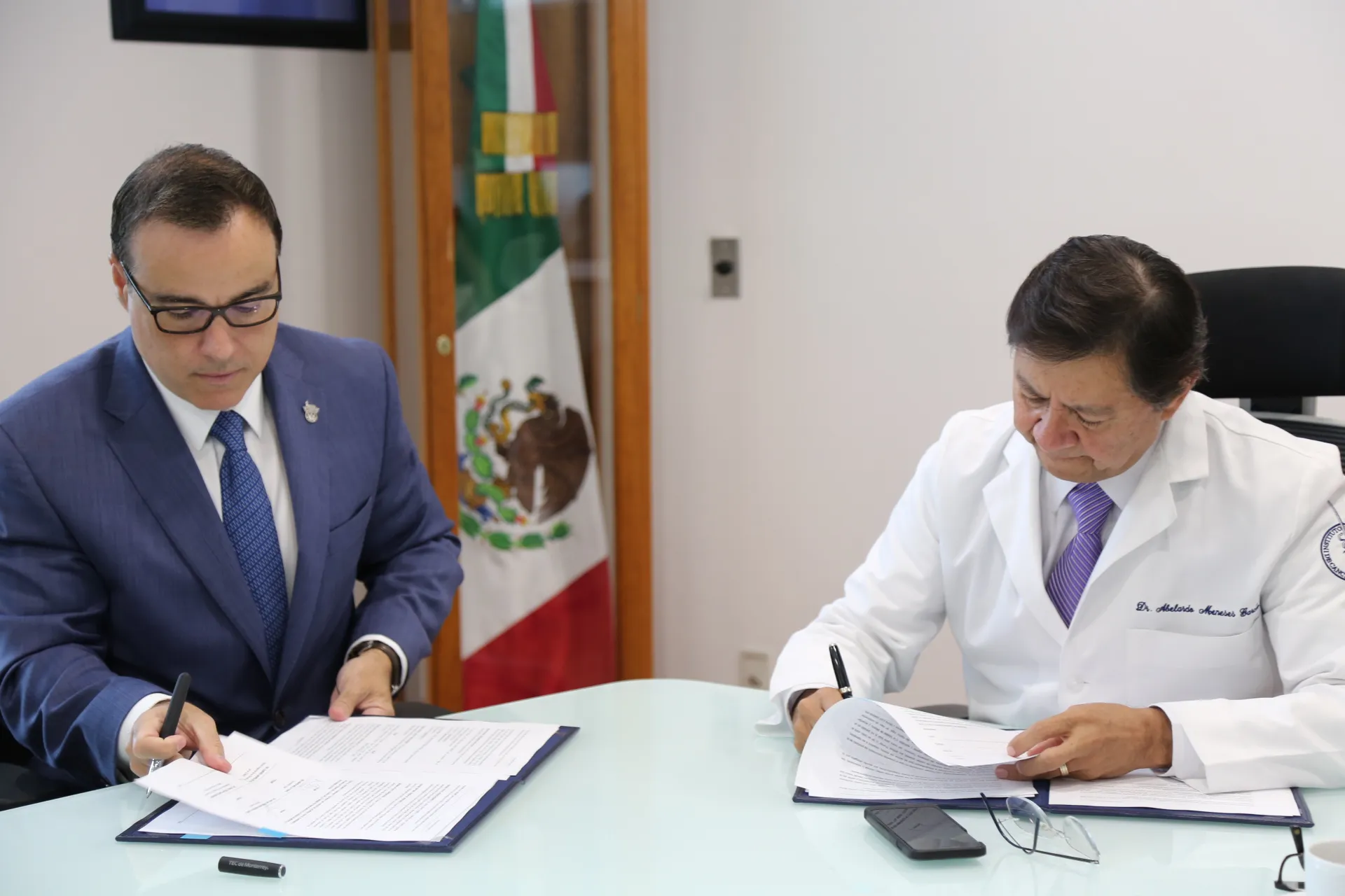 Firma del convenio entre INCan y Tec de Monterrey