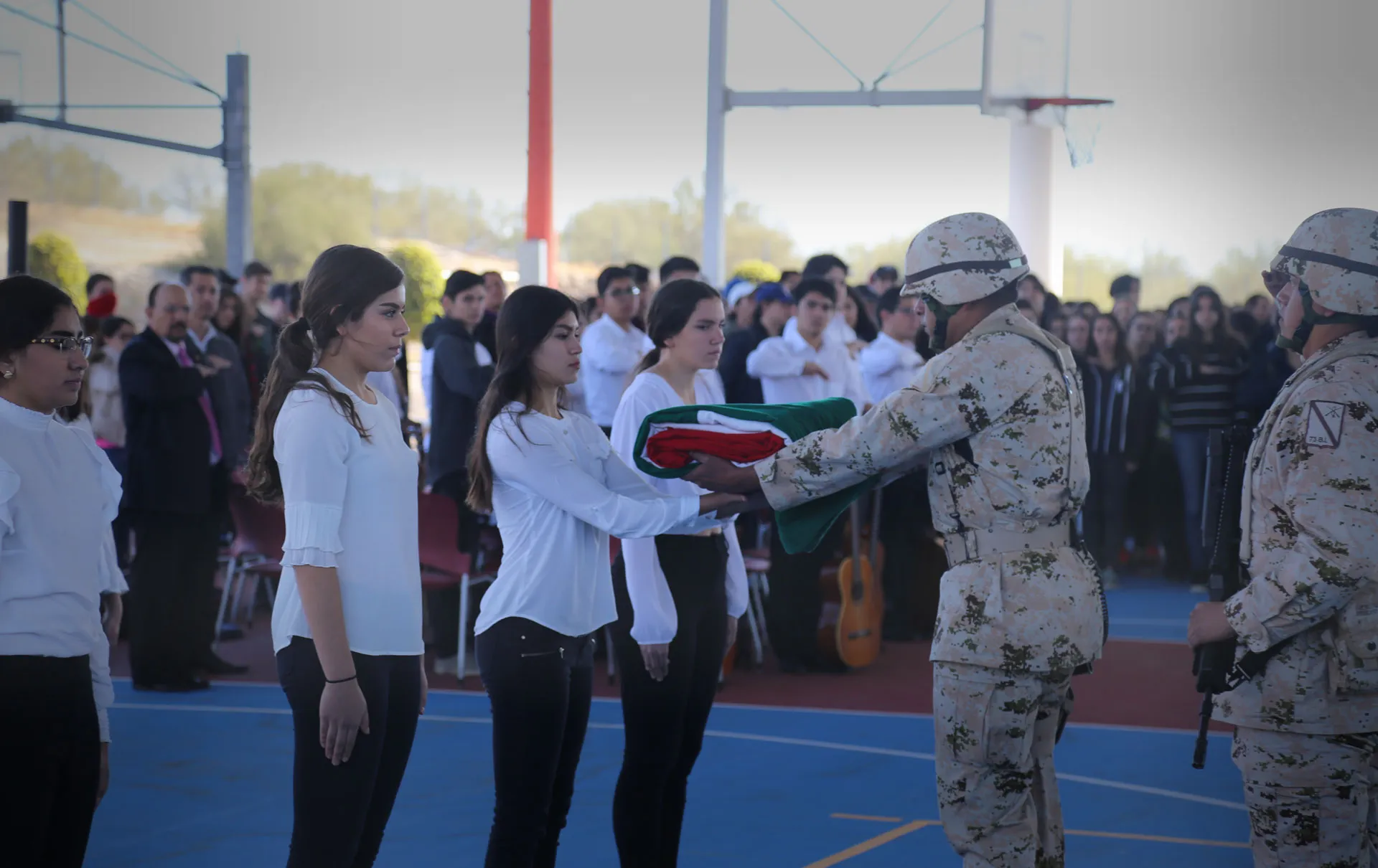 Alumnos participando en la incineración de la bandera