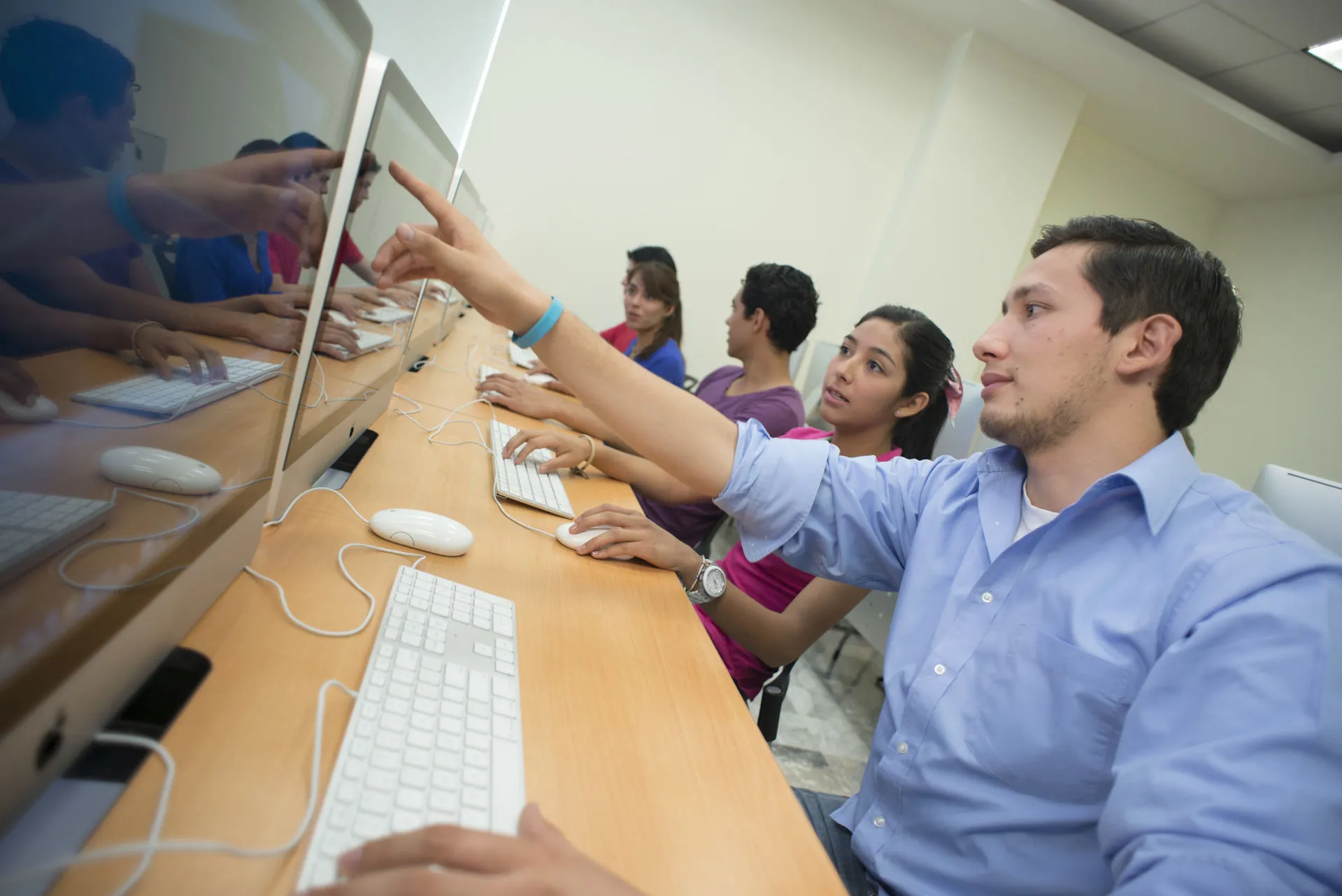 alumnos estudiando frente a una computadora