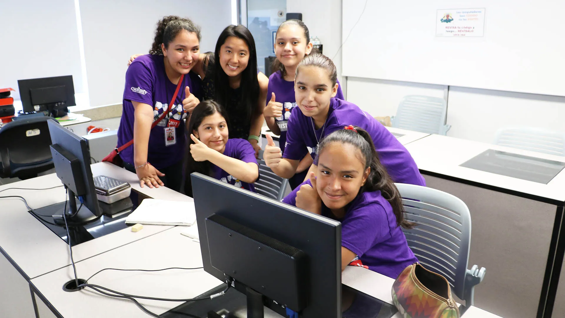 Niñas de secundaria aprender de informática