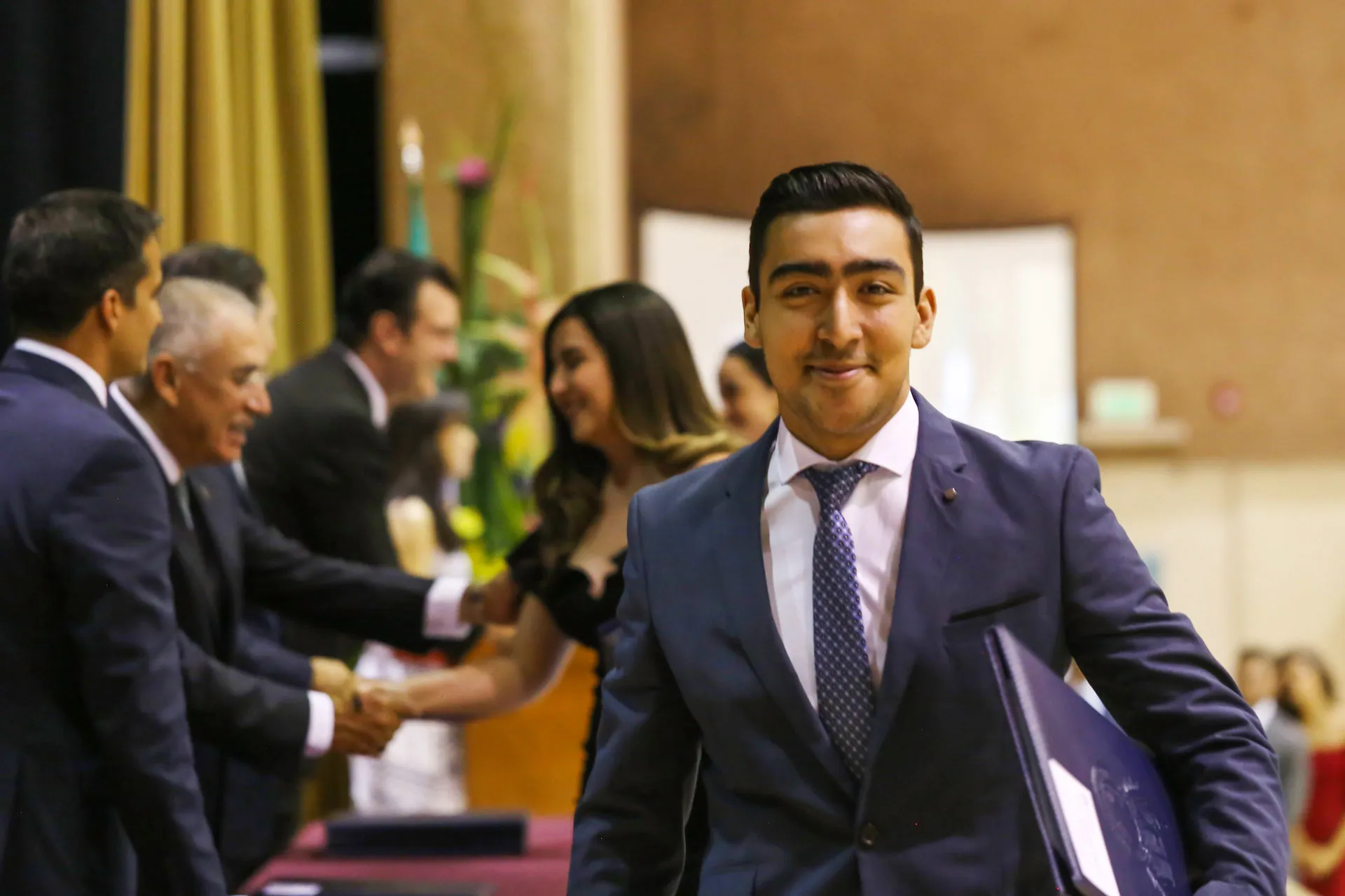 Egresados del Tec comprometidos en honrar a su país