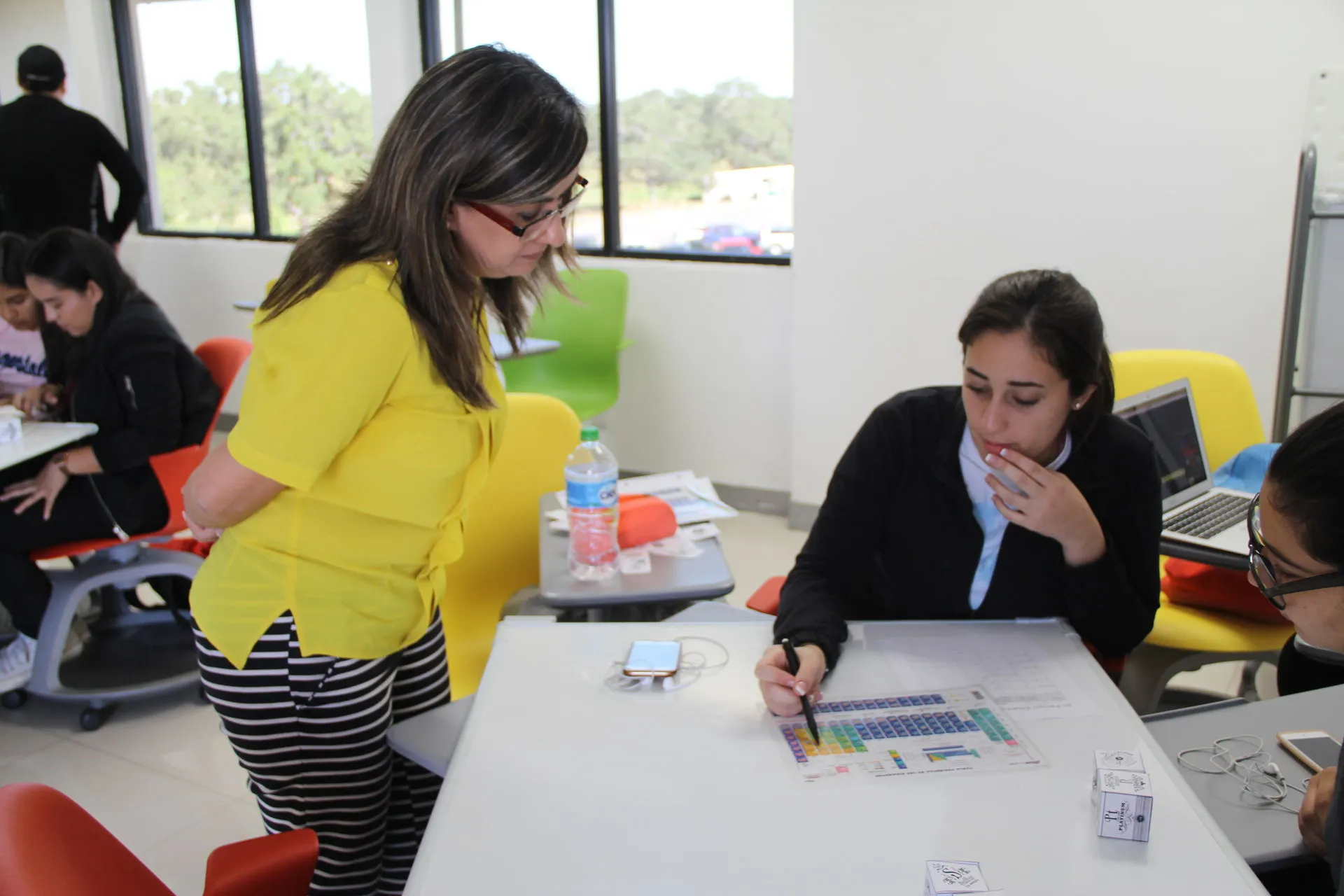 Maestra Rosa María Barragán en clase de realidad aumentada.