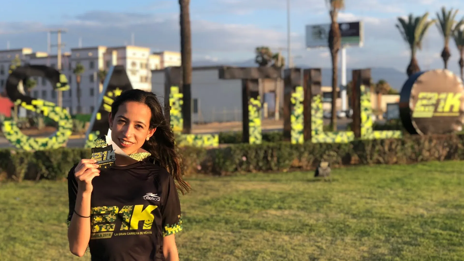 Carolina Borja, corredora del 21k 2018 sosteniendo una medalla