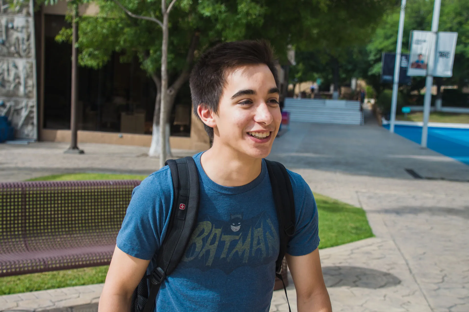 Joven alegre caminando