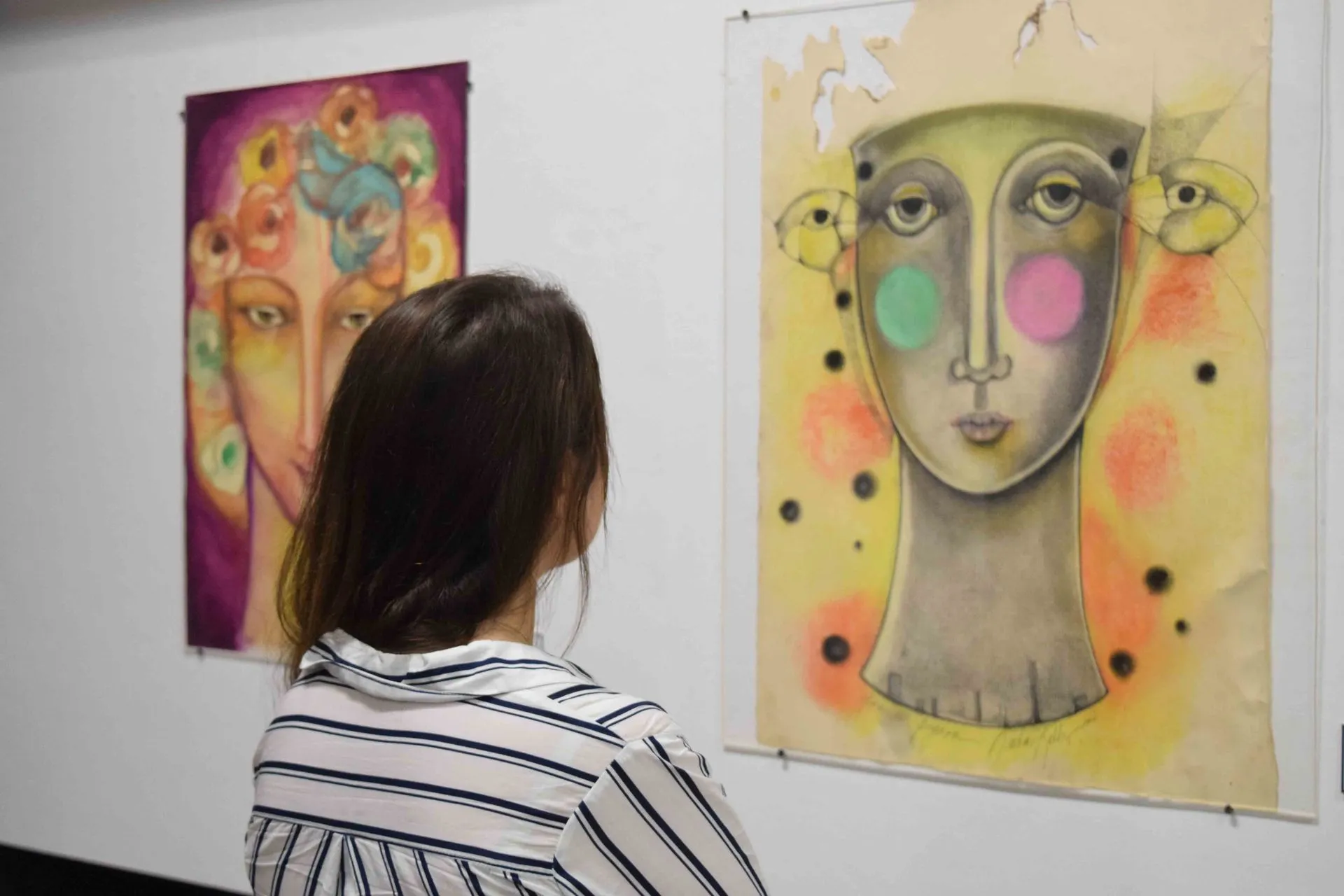 Mujer viendo pintura