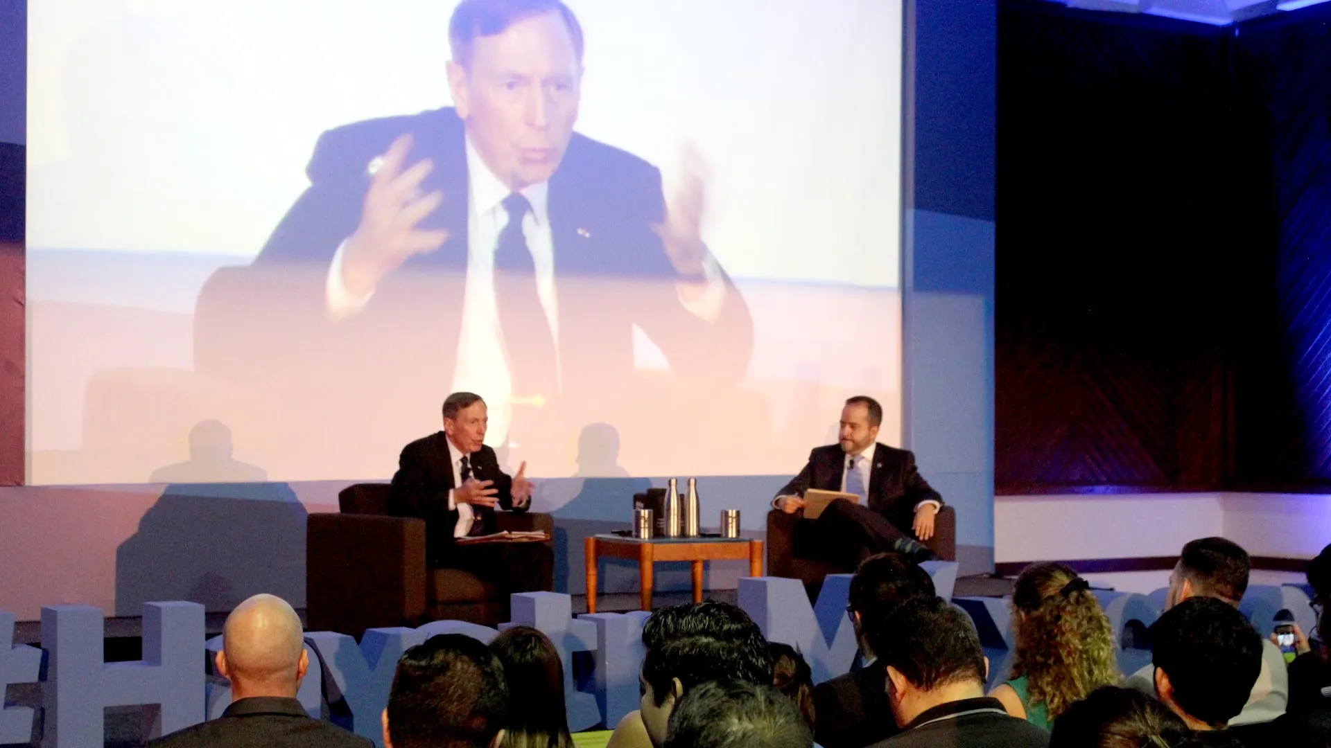 Ex director de la CIA dialoga con alumnos en Monterrey