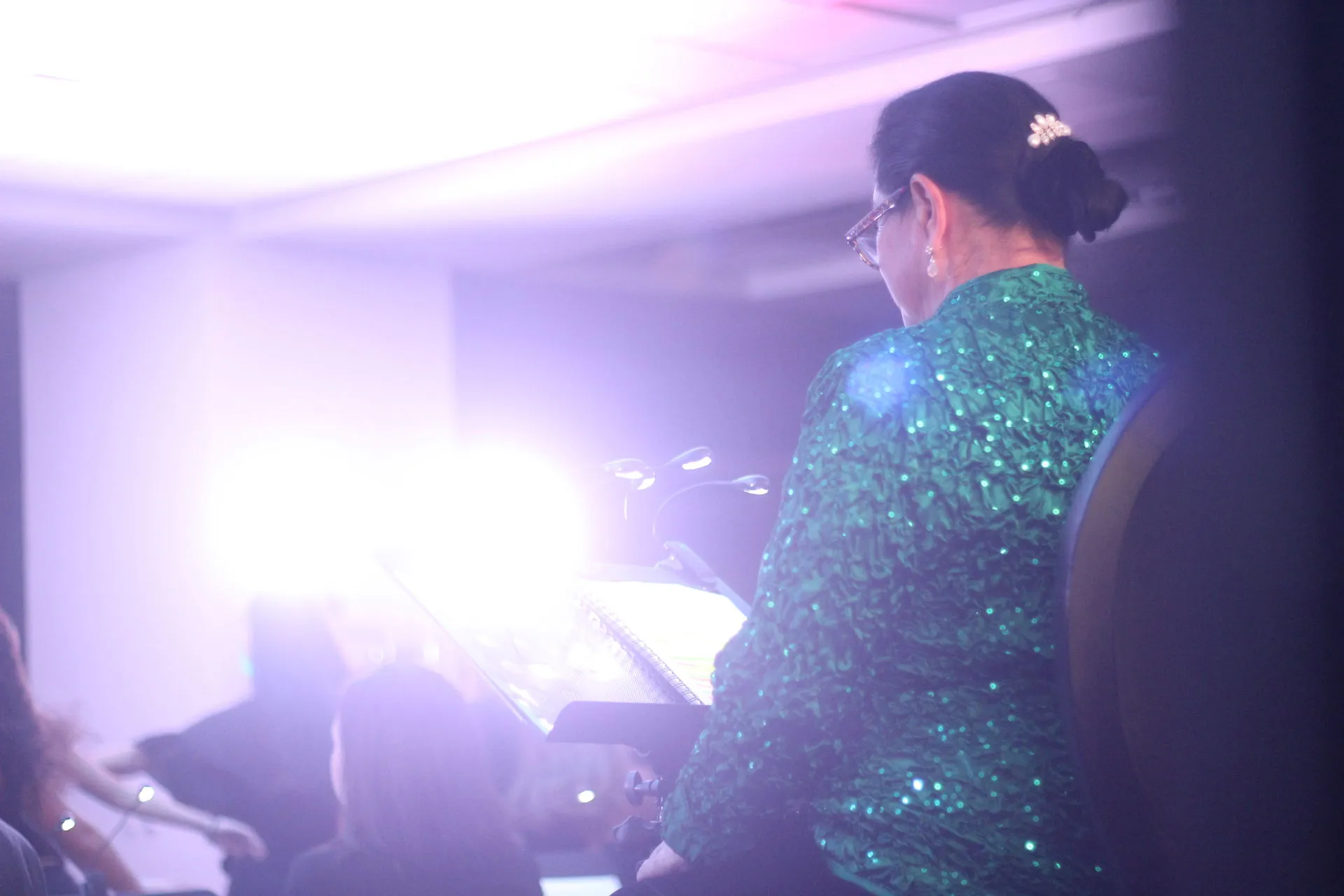 Alumnos comparten escenario con Angélica Aragón 