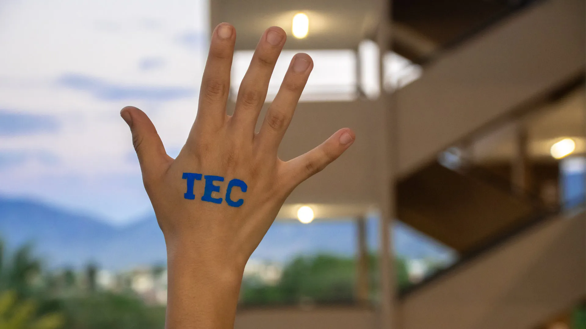 Tecnológico de Monterrey en la mano de un alumno