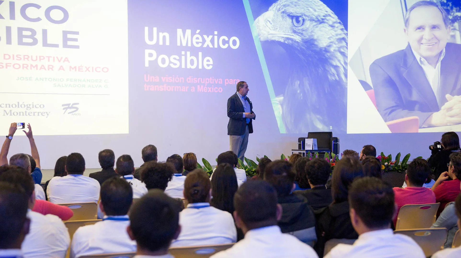 Salvador Alva presentó en campus Puebla su nuevo libro