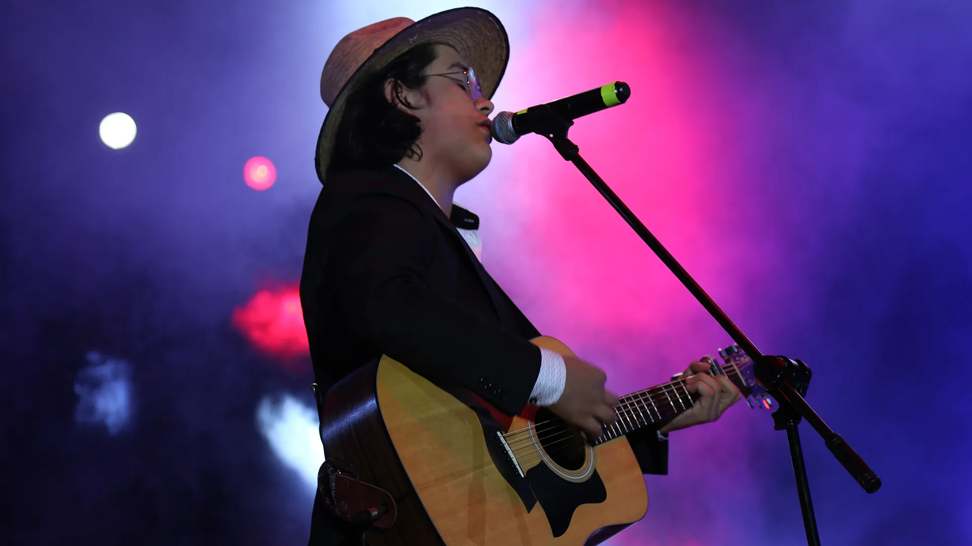 Emi, vocalista y autor de la canción "ELLA"