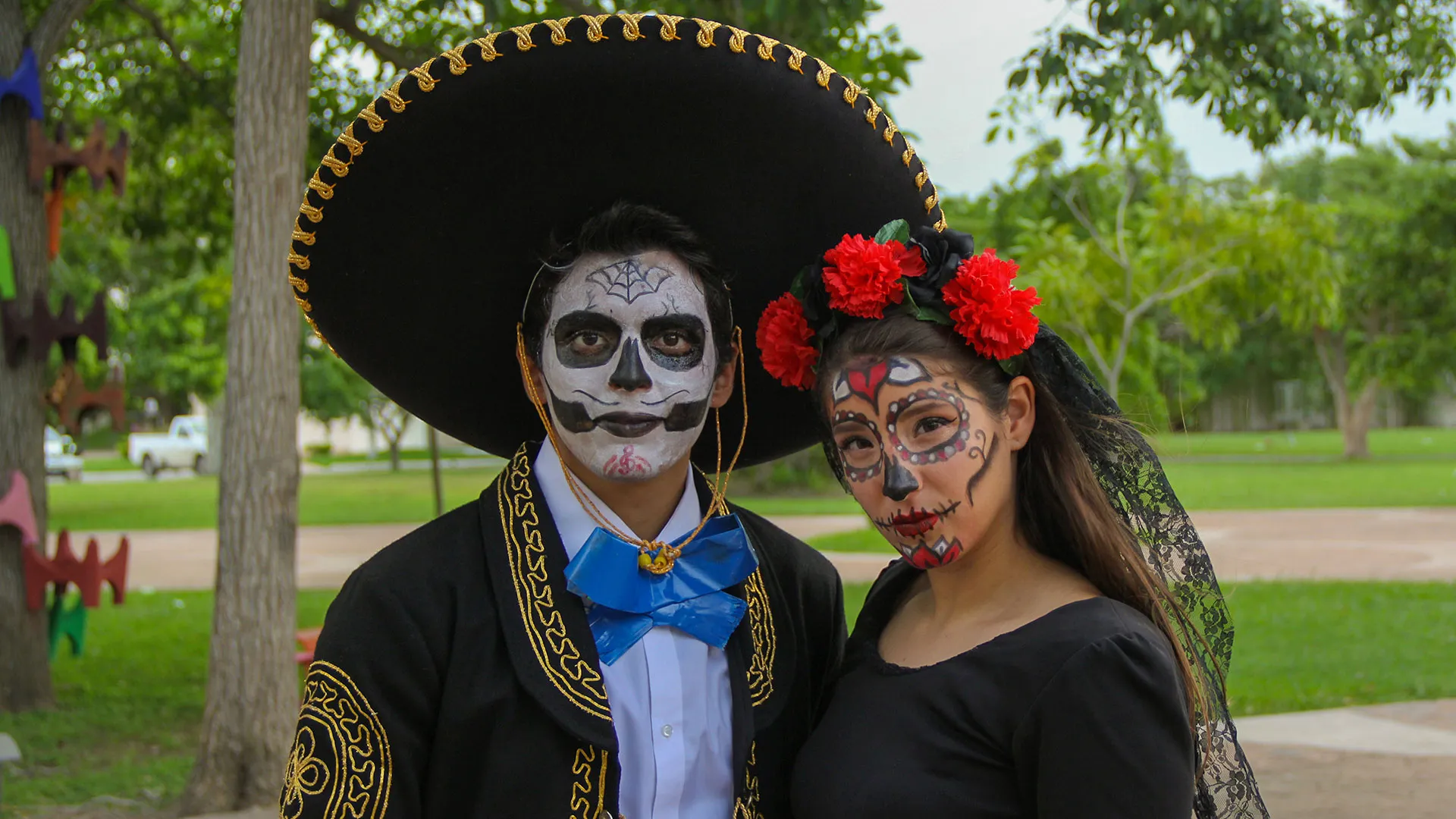 Dos alumnos de PrepaTec caracterizados como catrines