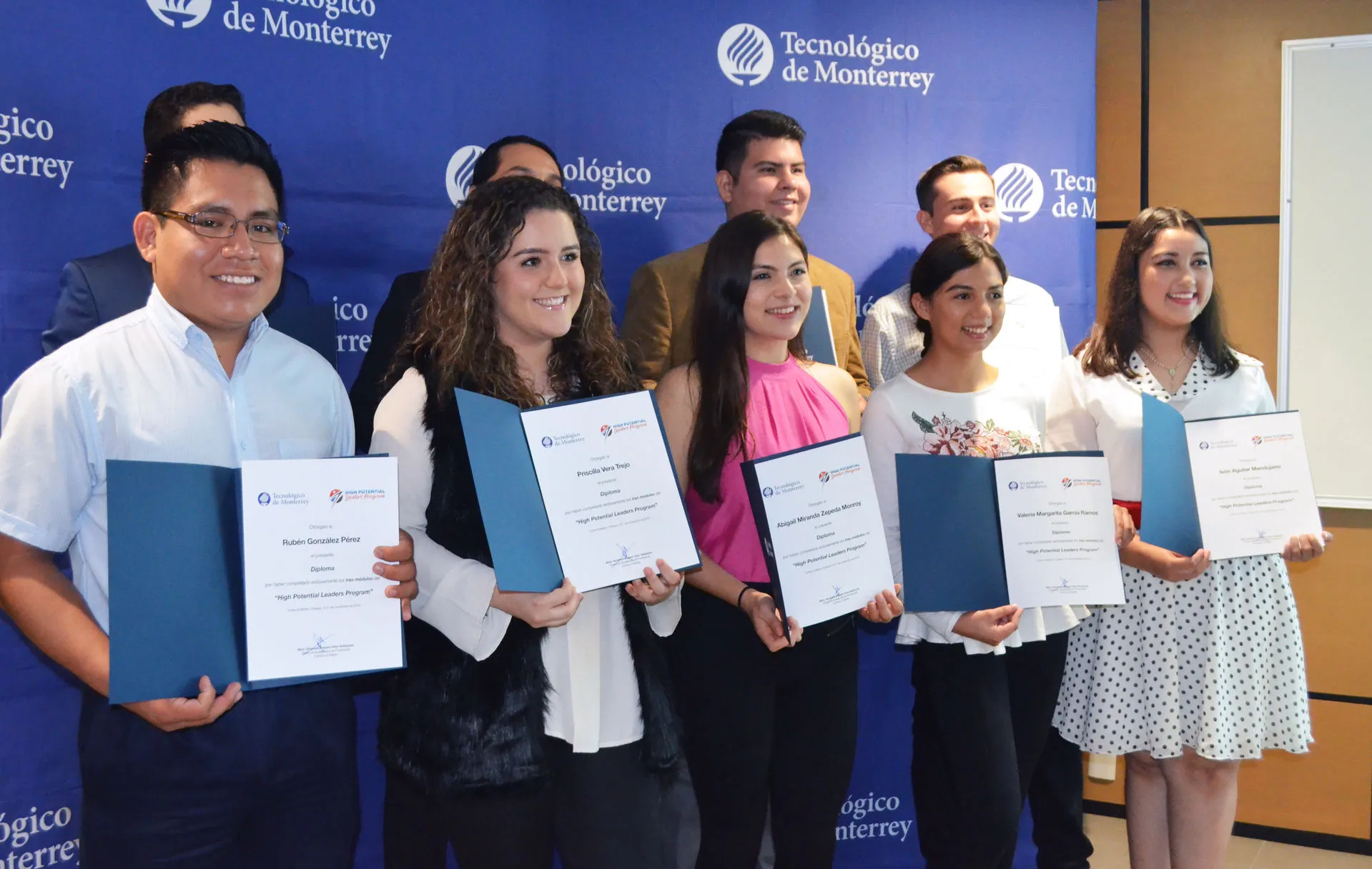 Alumnos con su diploma 