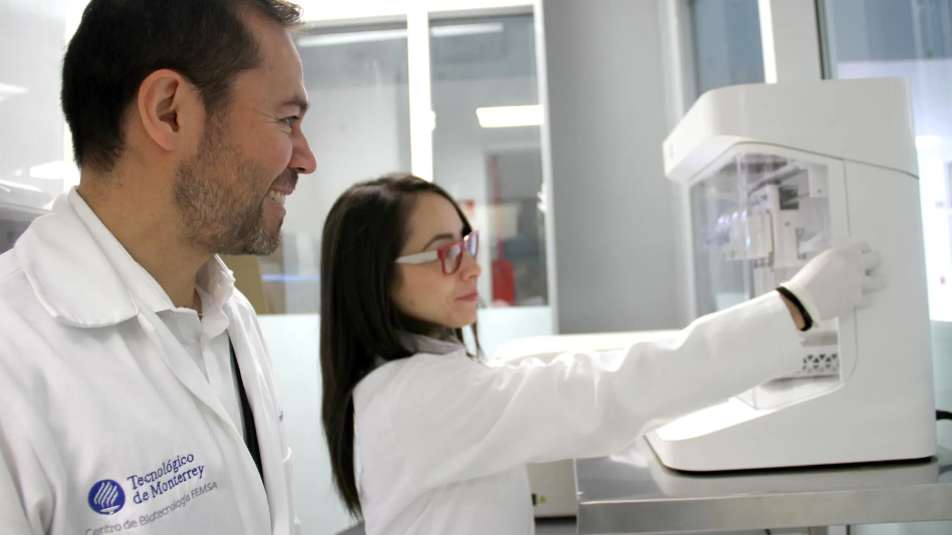 Amor en el laboratorio: son pareja y comparten pasión por la ciencia