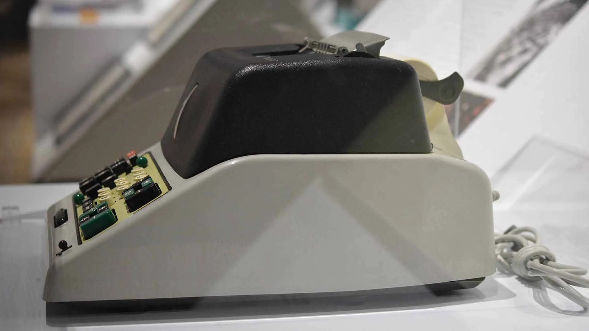 La exposición contempla la relación de Olivetti con México.