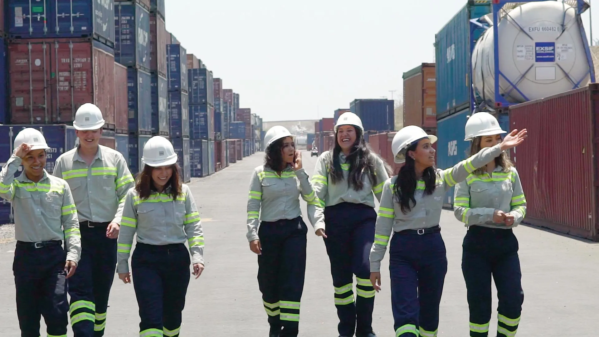 Alumnos caminando entre contenedores de Tenaris Tamsa
