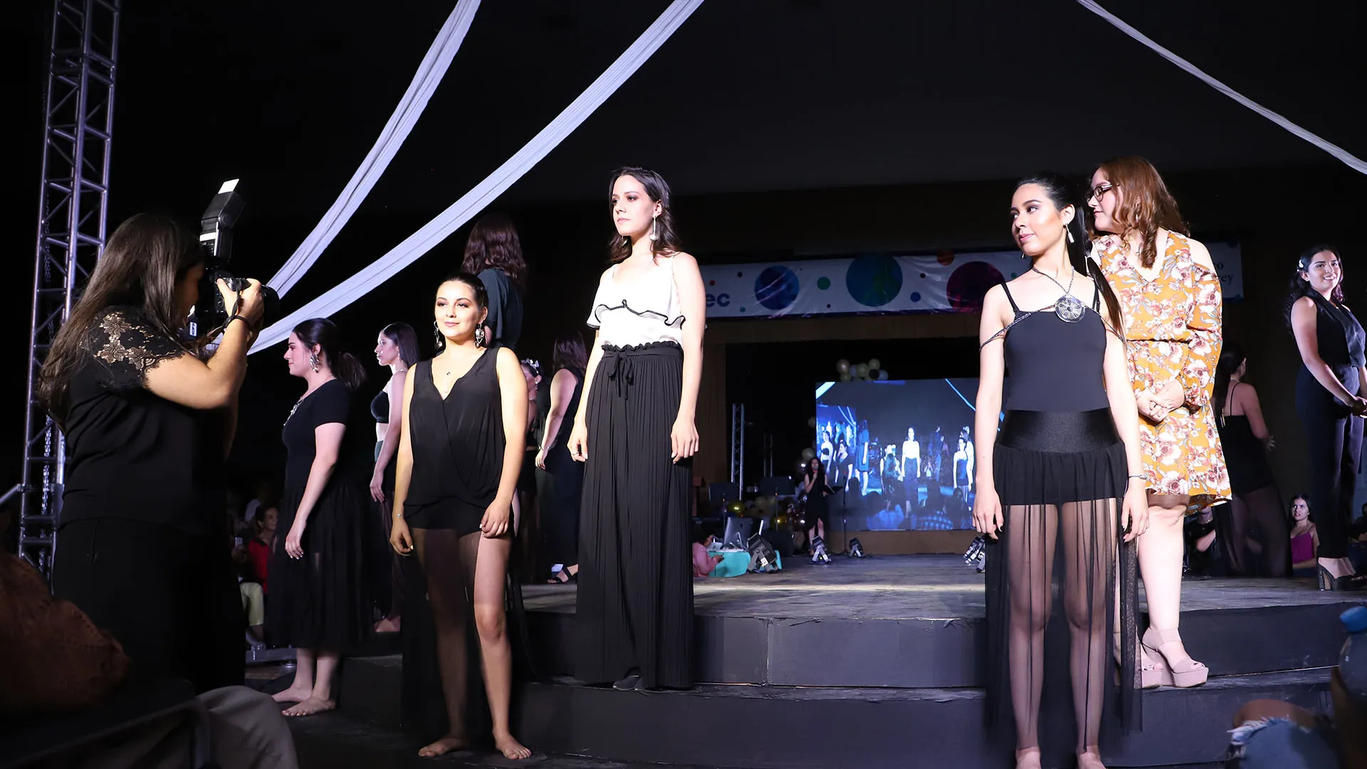 Presentan colección de joyas realizadas en semestre vivencial