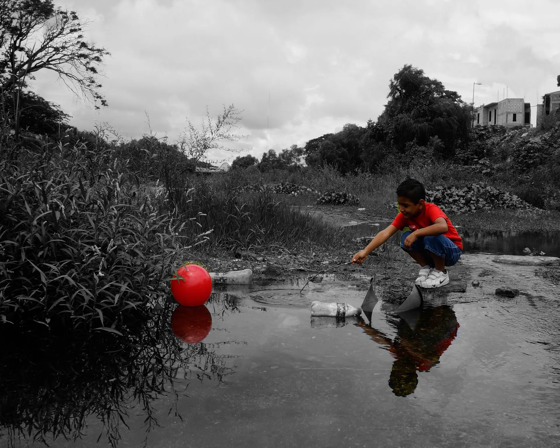 Agua contaminada nino sucio 