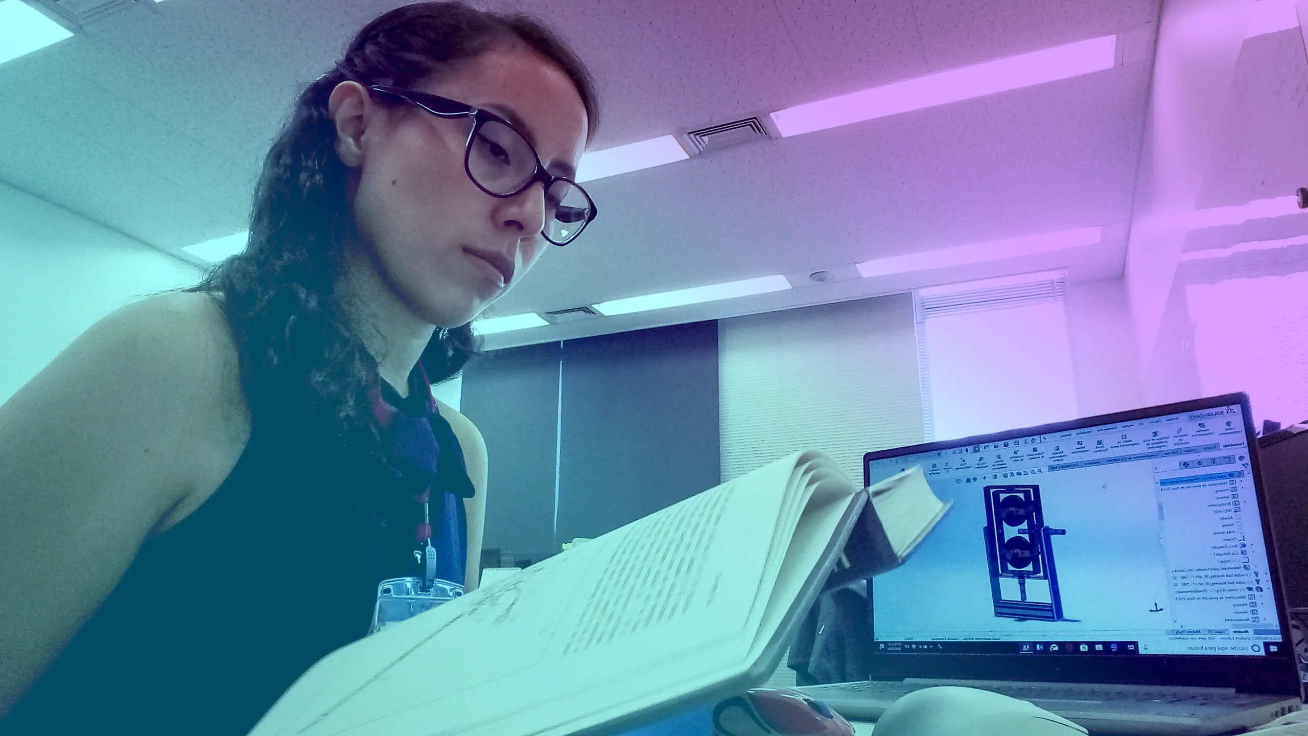 Ana Rebeca estudiando 