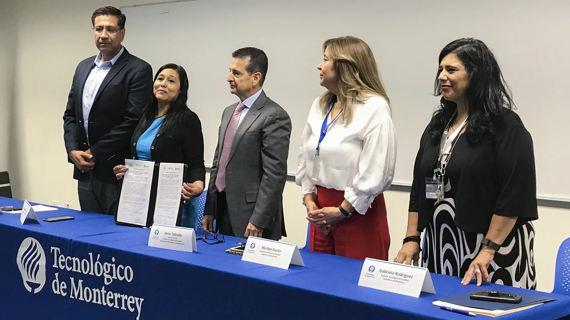 Firma de convenio. 