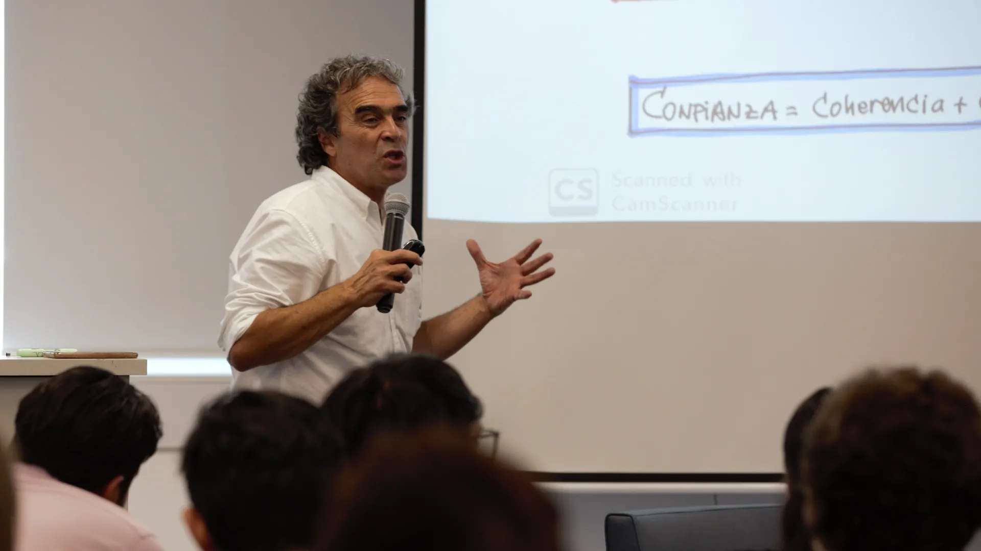 El doctor Sergio Fajardo compartió su experiencia como político con la comunidad del Tec