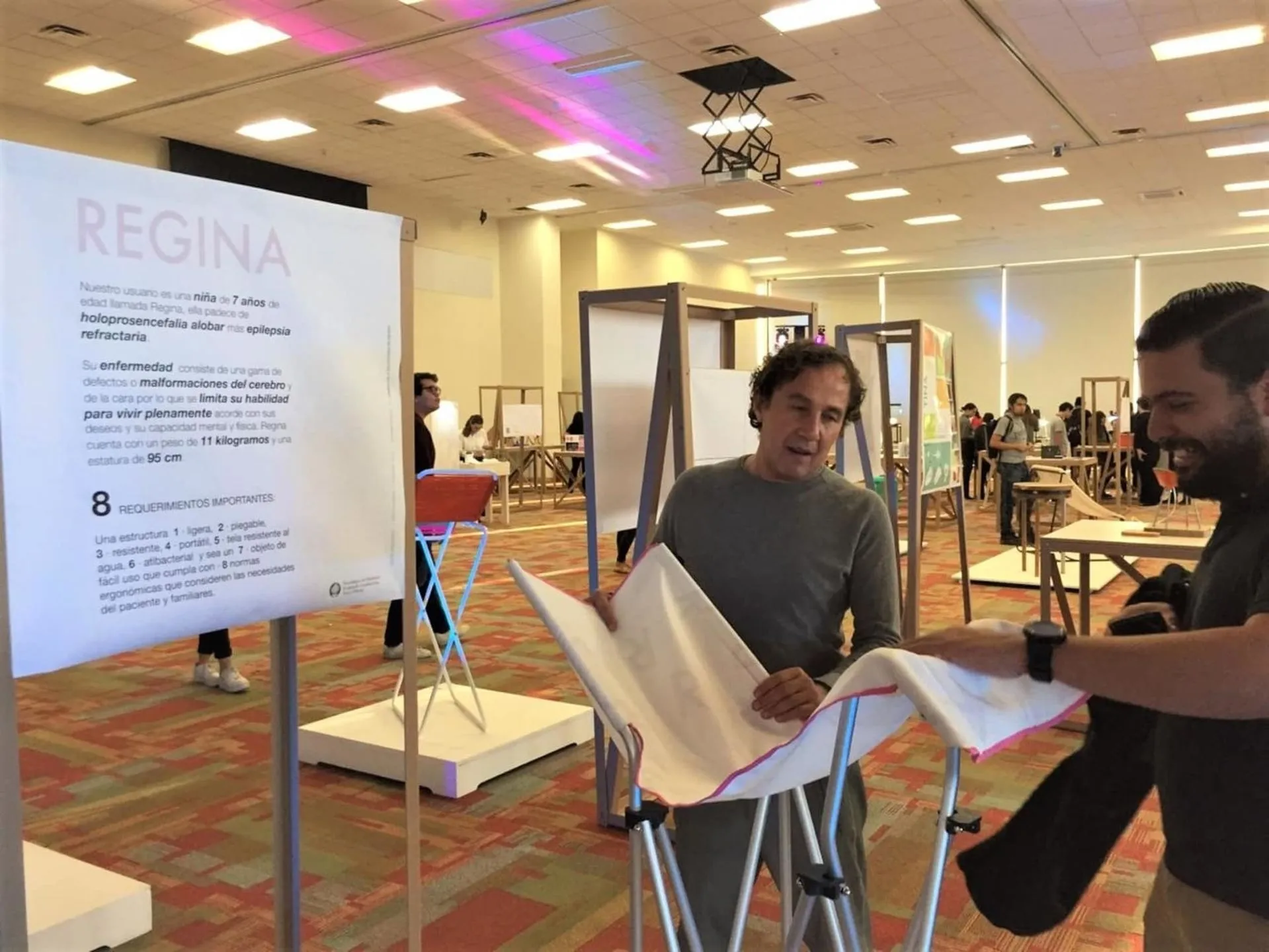 Diseñadores Industriales crean dispositivo de aseo para niña con parálisis cerebral