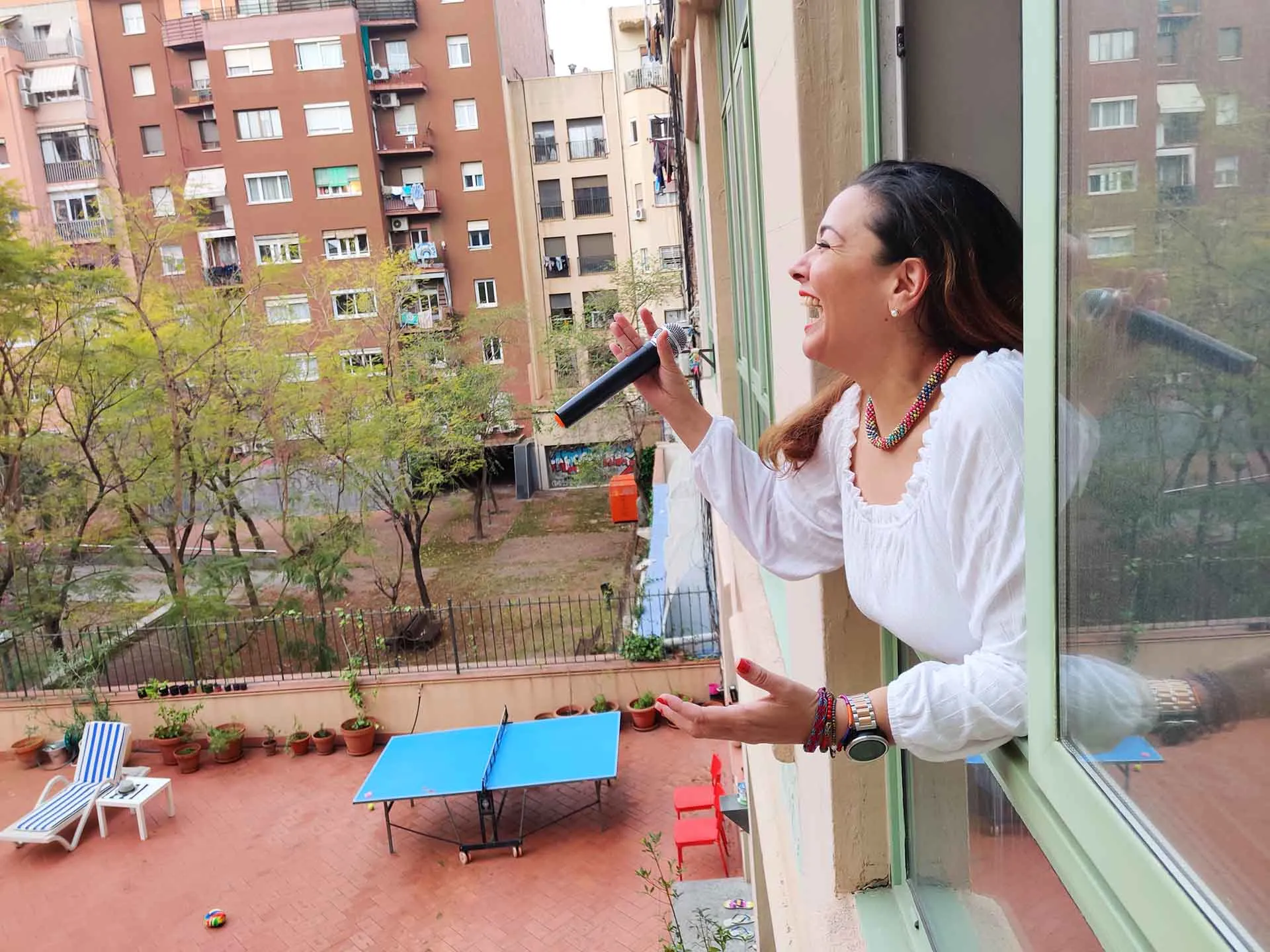 La mexicana mariachi que canta en un balcón en Barcelona