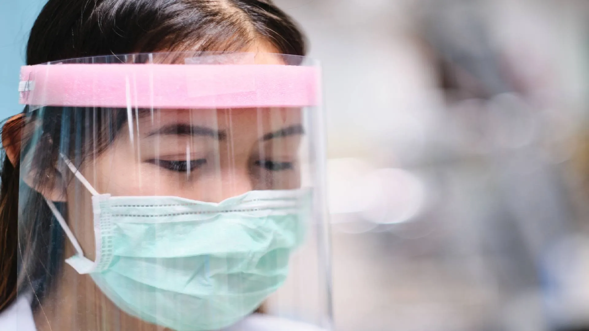 Crean caretas para personal de salud