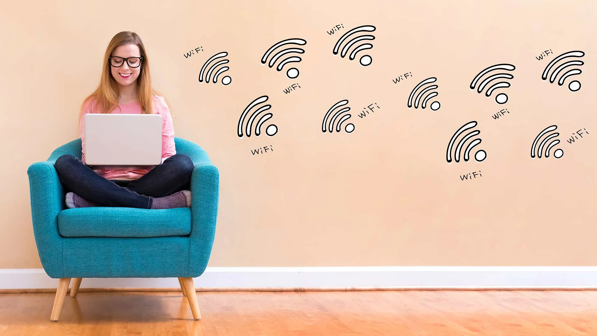 Mujer utilizando la computadora y en la pared aparecen iconos de conexión WiFi