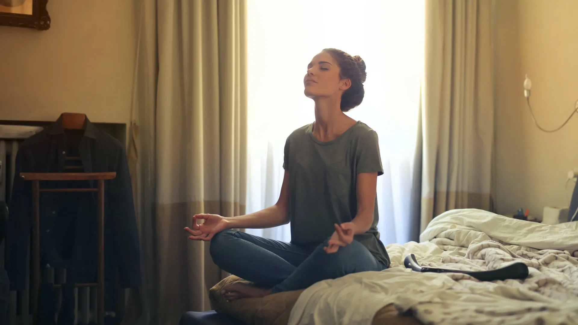 Persona realizando actividad de yoga y meditación 