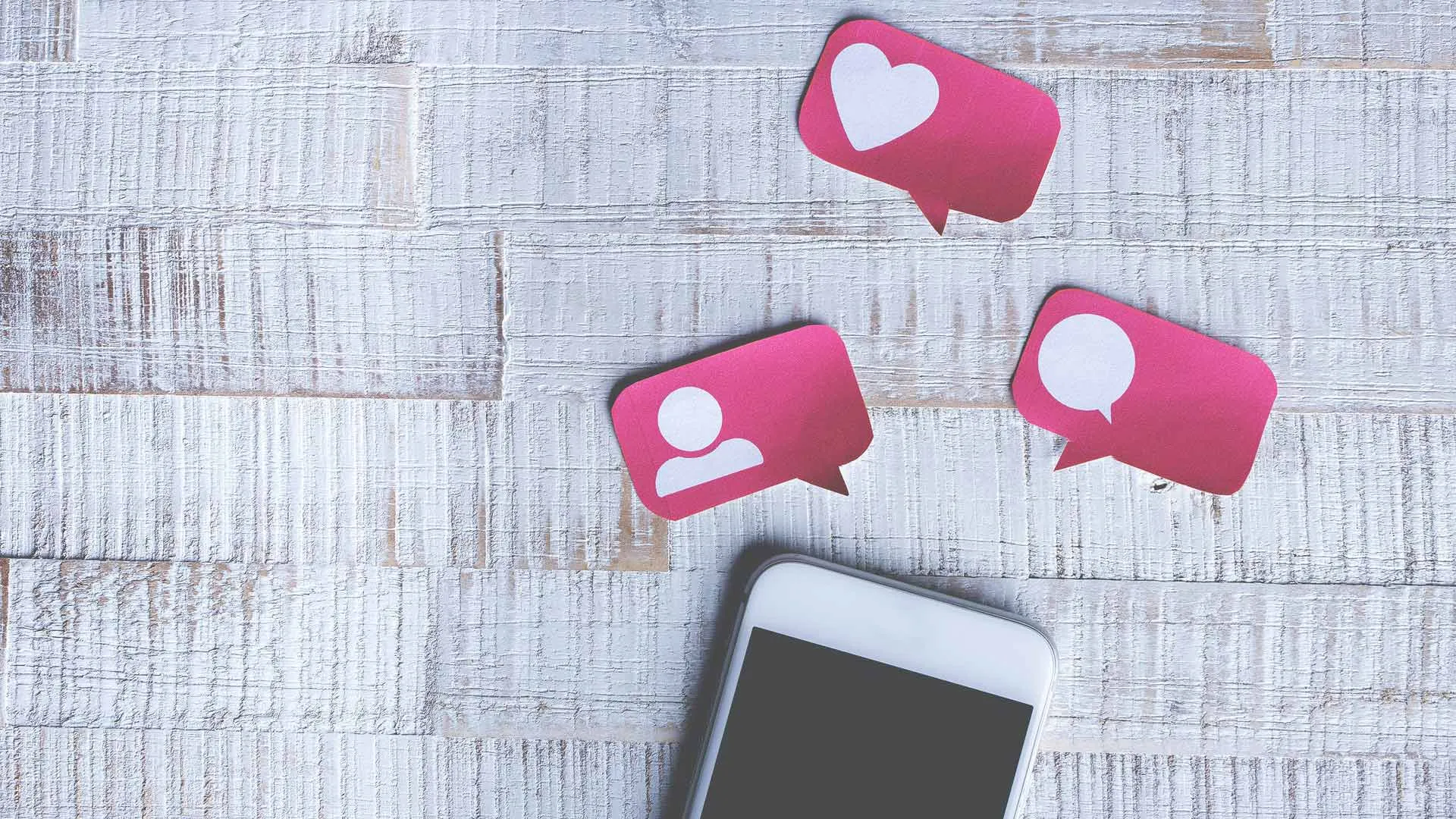 Teléfono celular con posts de likes, comentarios y seguidores.