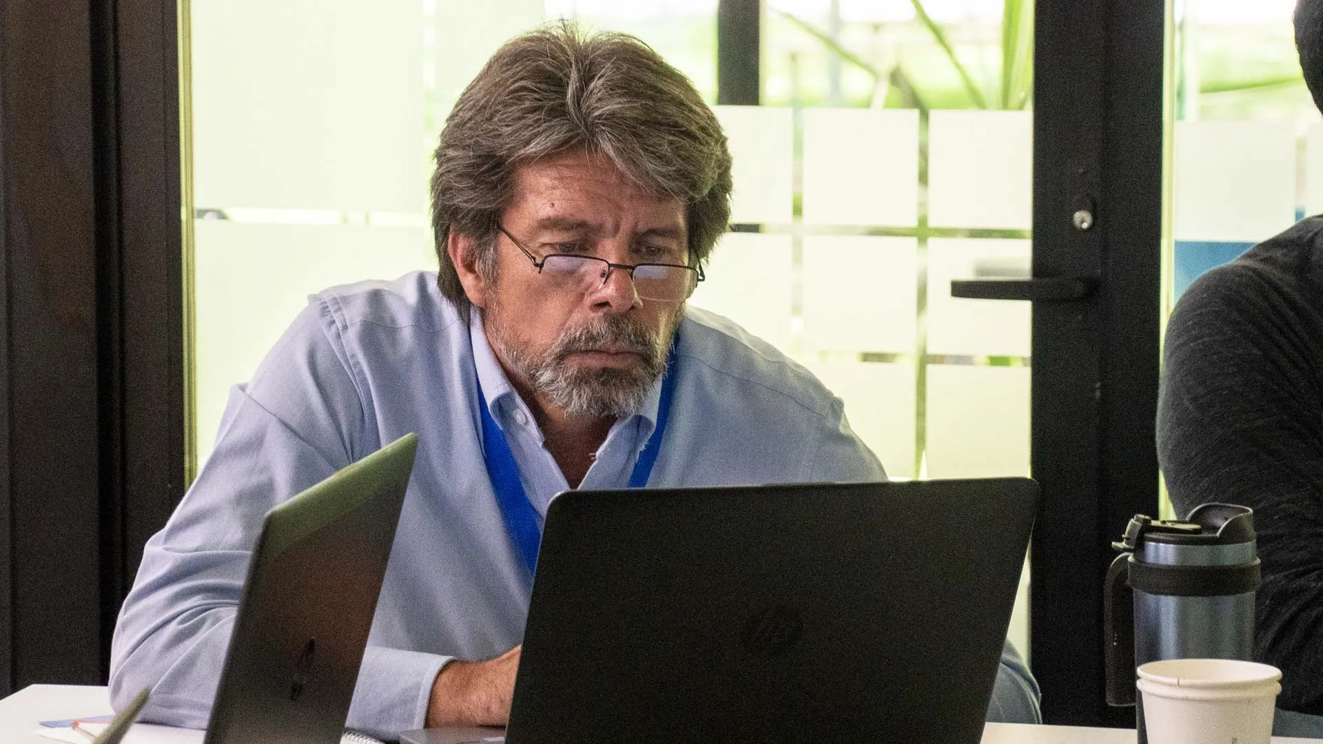 Profesor Armando Ledesma trabajando en su computadora