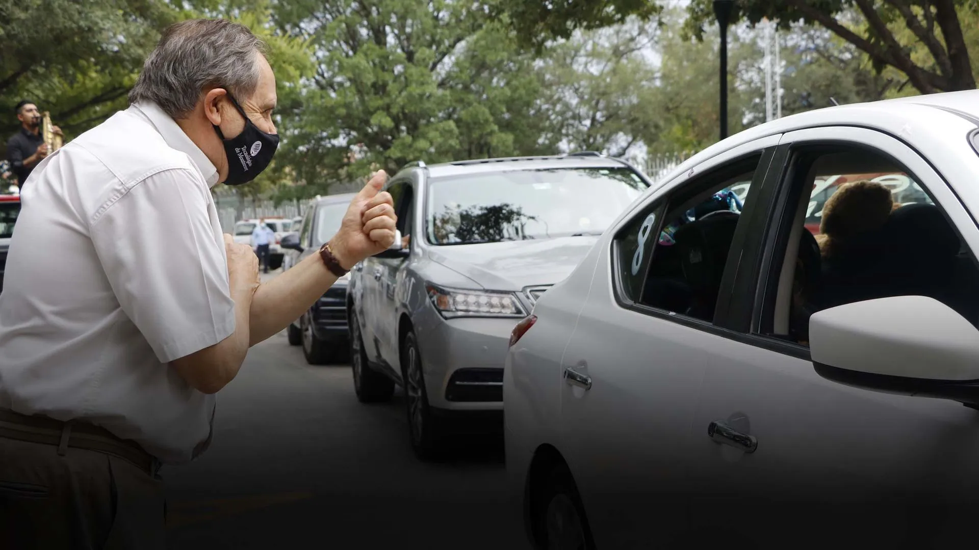 Salvador Alva saluda a participantes en su caravana de despedida
