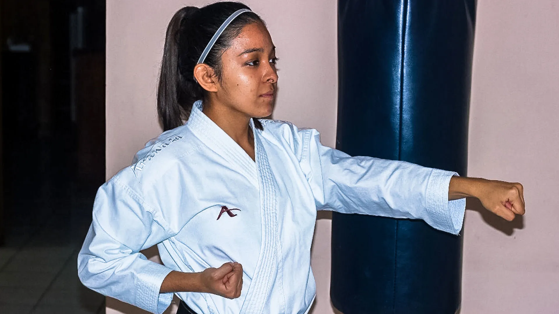 Caro haciendo una pose de karate