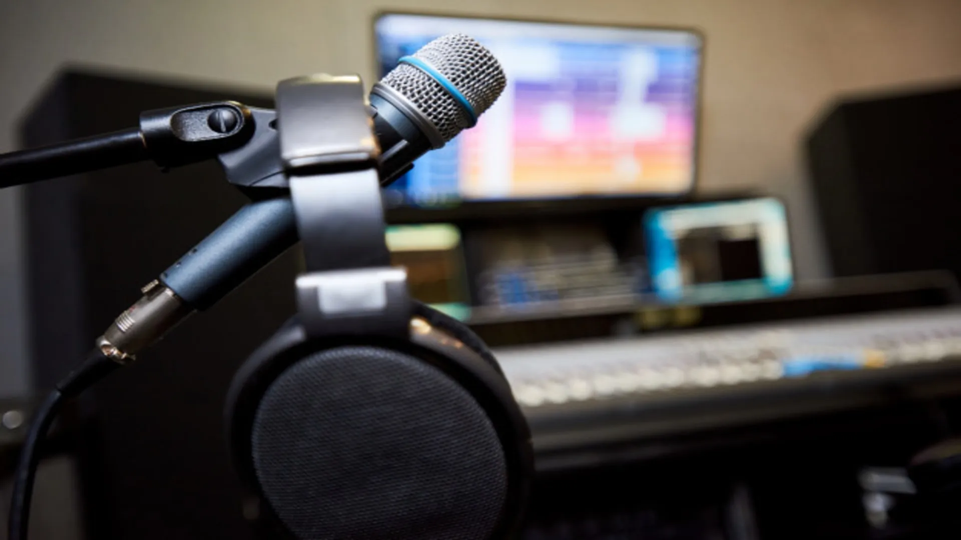 Microfono con auriculares en cabina de radio