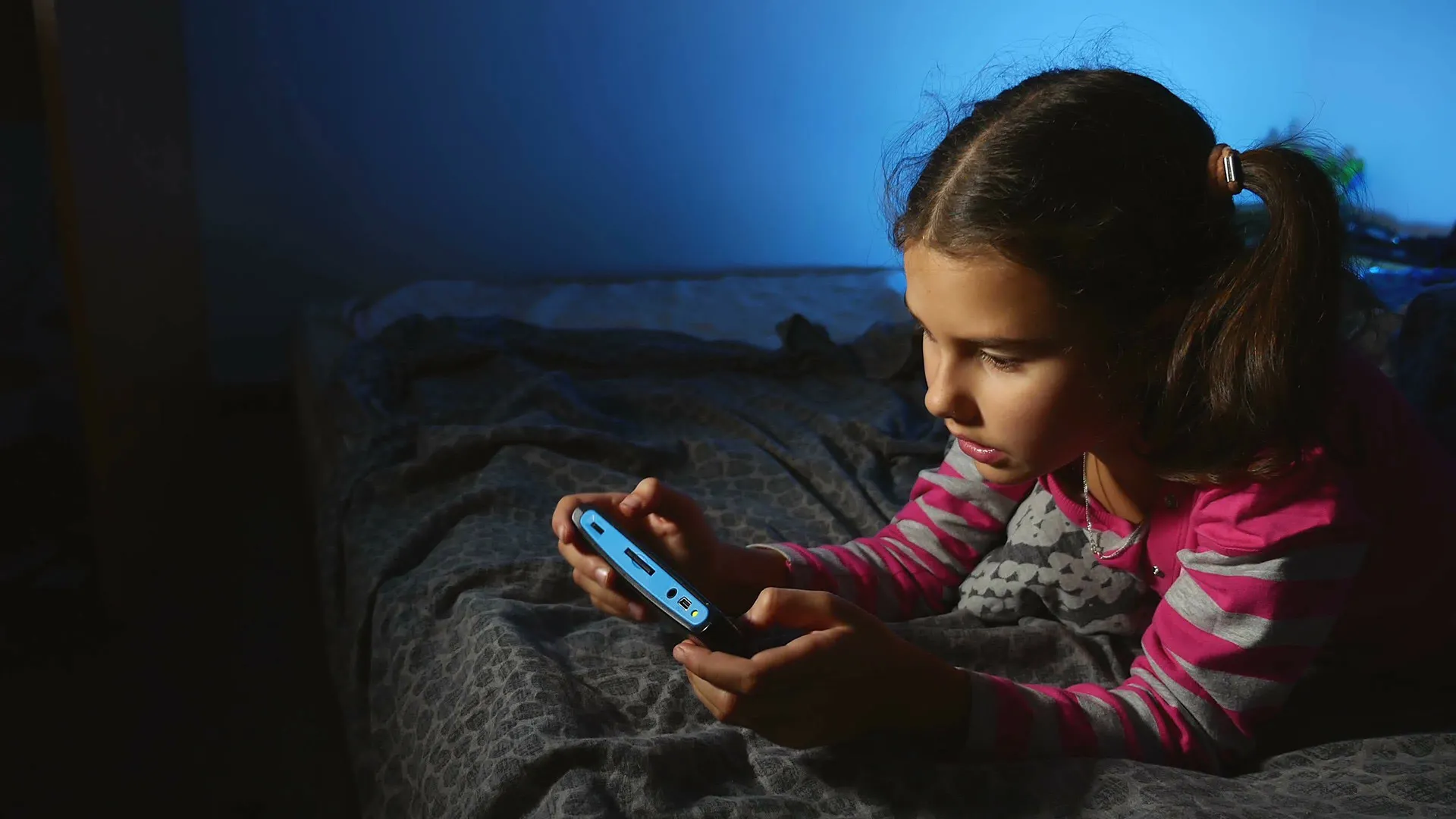 Niña con videojuegoo