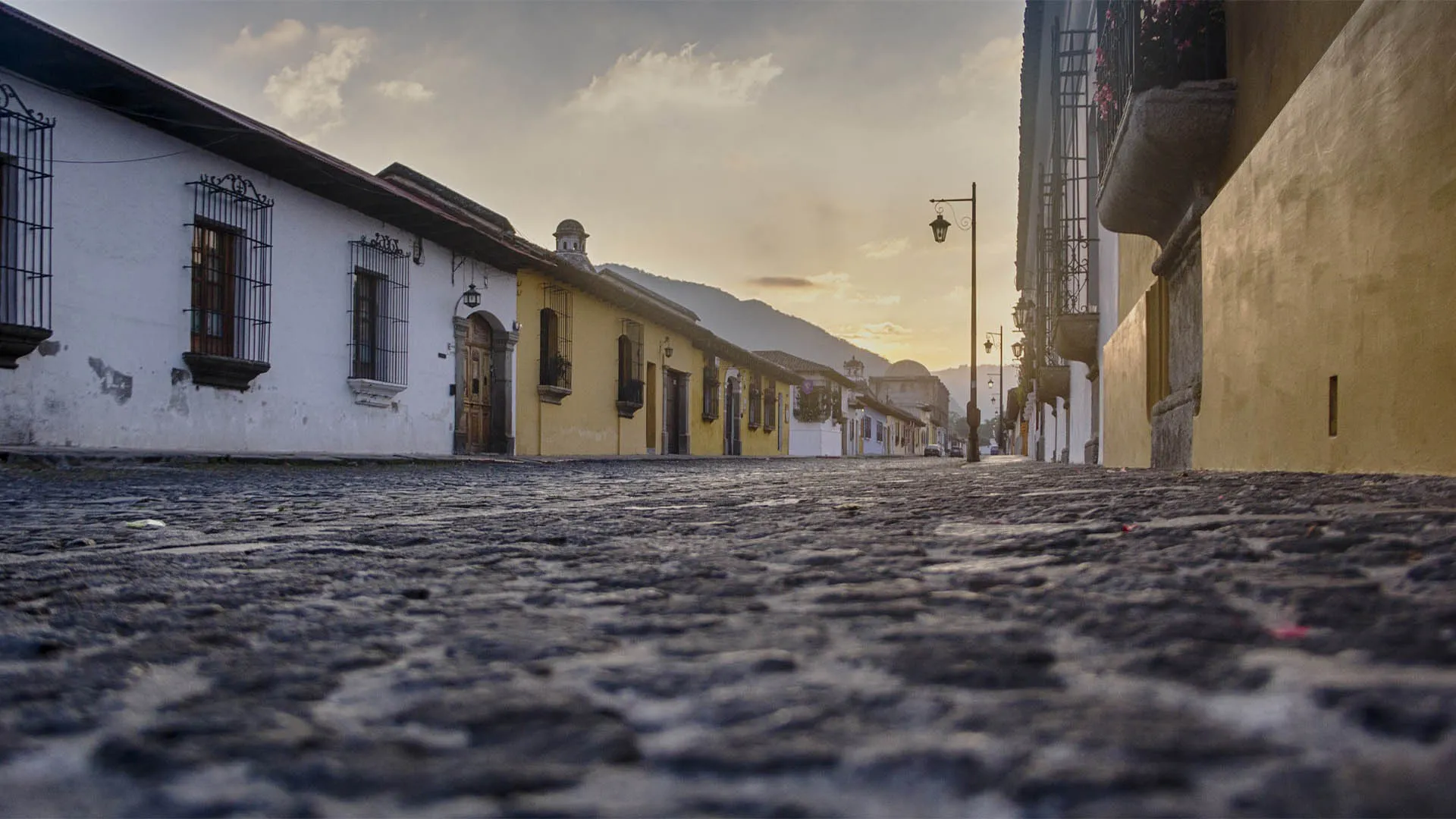 Calle empedrada de un territorio en vías de desarrollo