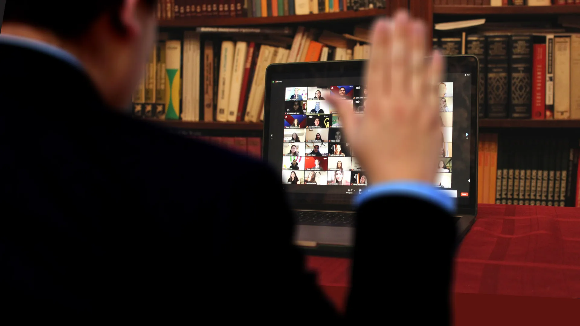 Alumnos tomando protesta.