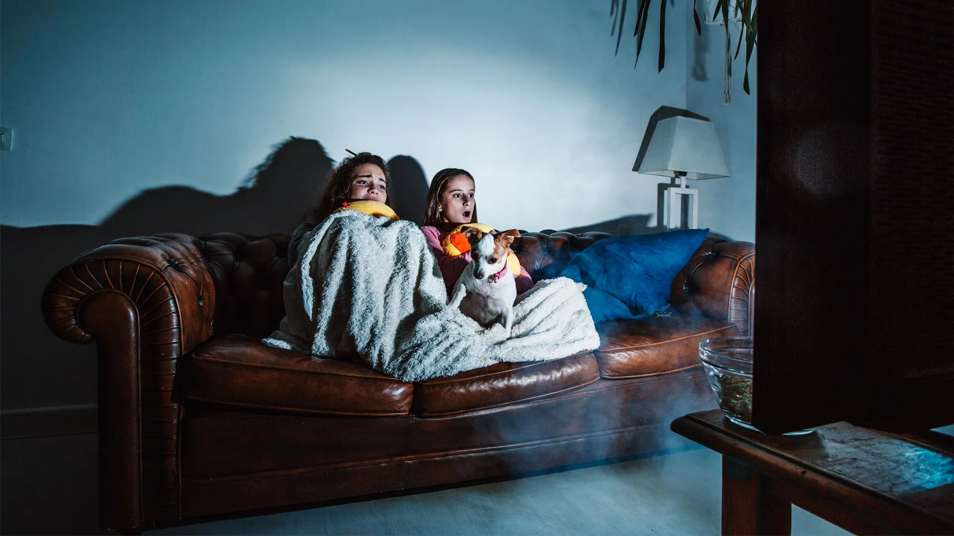 dos mujeres viendo película de terror