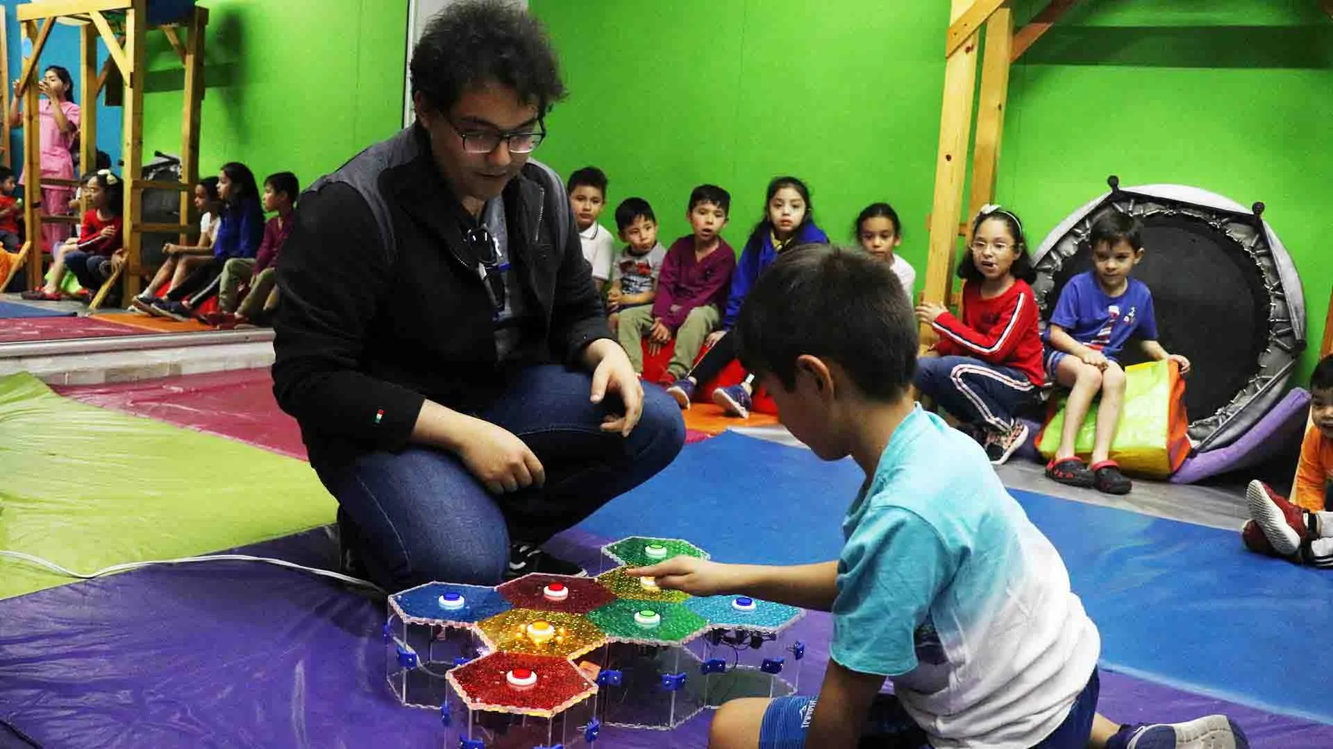 Alumnos del Tec crean juguetes para niños con autismo