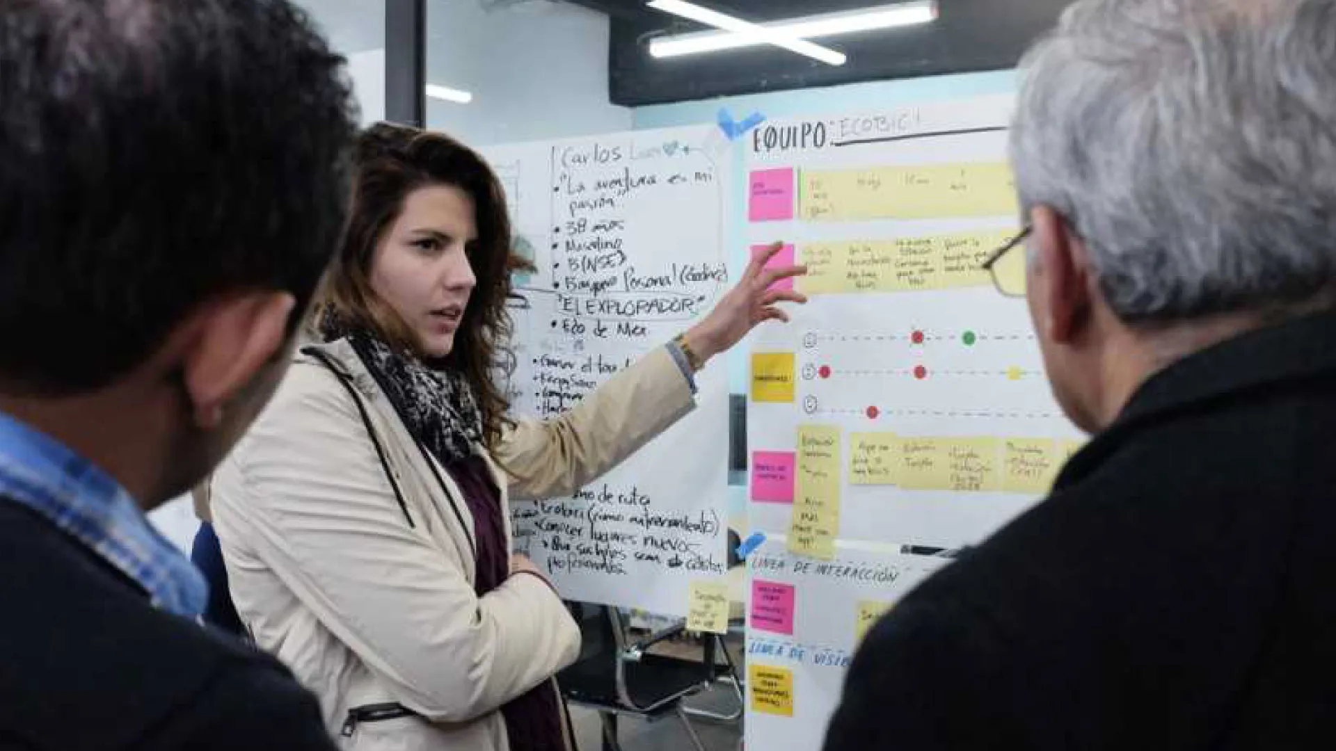 Adriana Ojeda durante explicación de estrategias de diseño