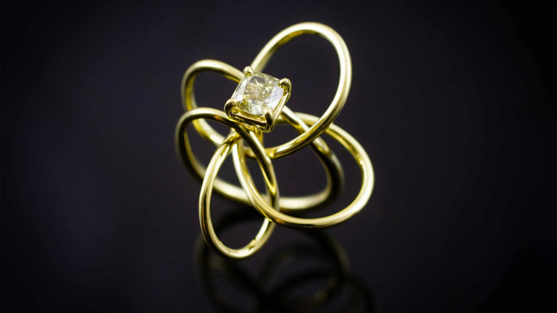 Anillo diseñado por profesor Tec Luis Delaye