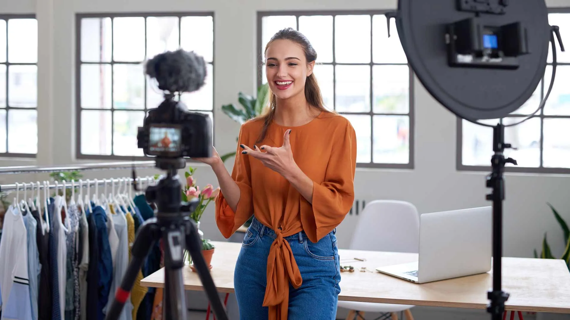 Tips para emprender de joven estadounidense creador de marca de entretenimiento en TikTok