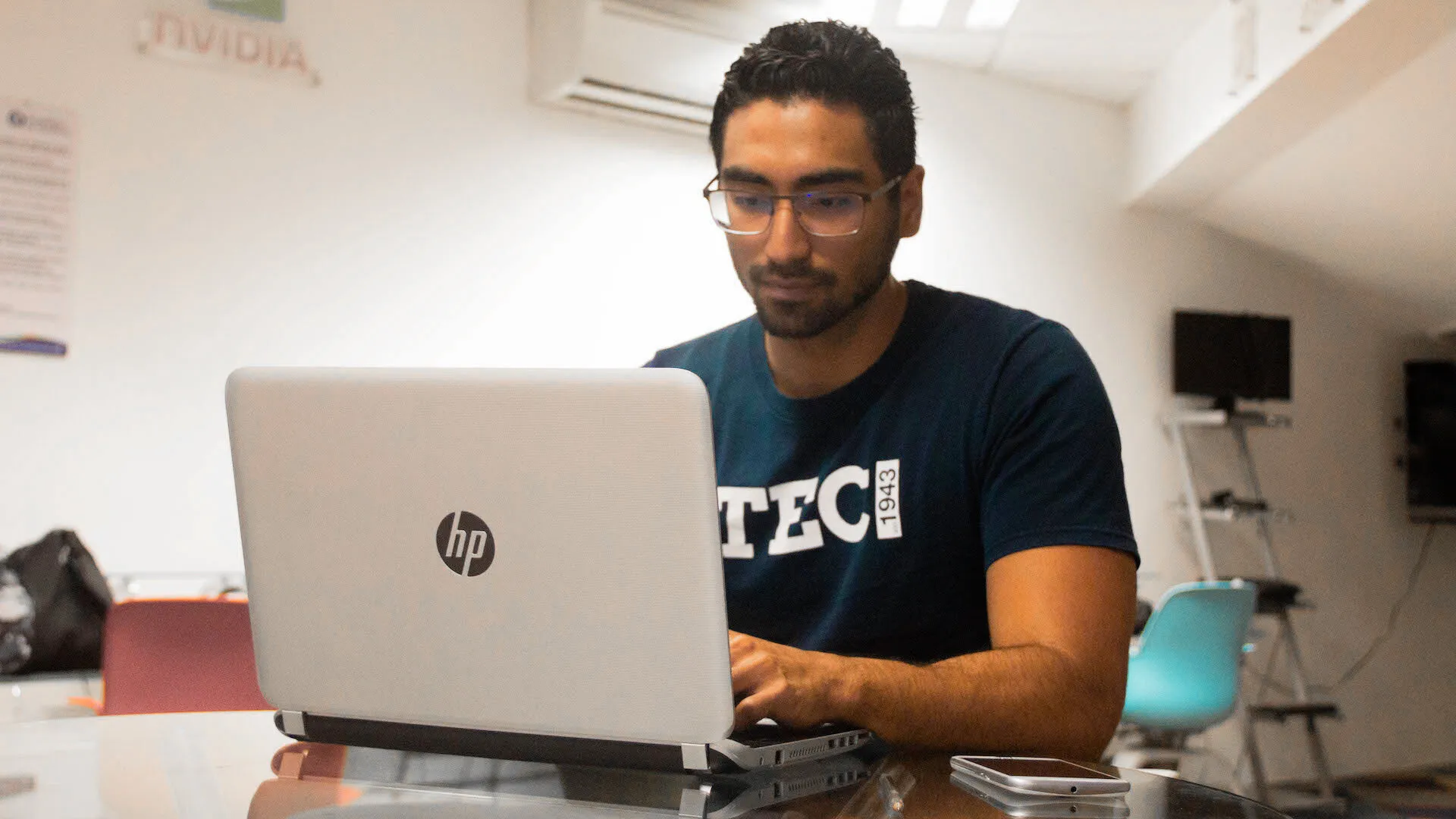 Luis Iván trabajando en su computadora.