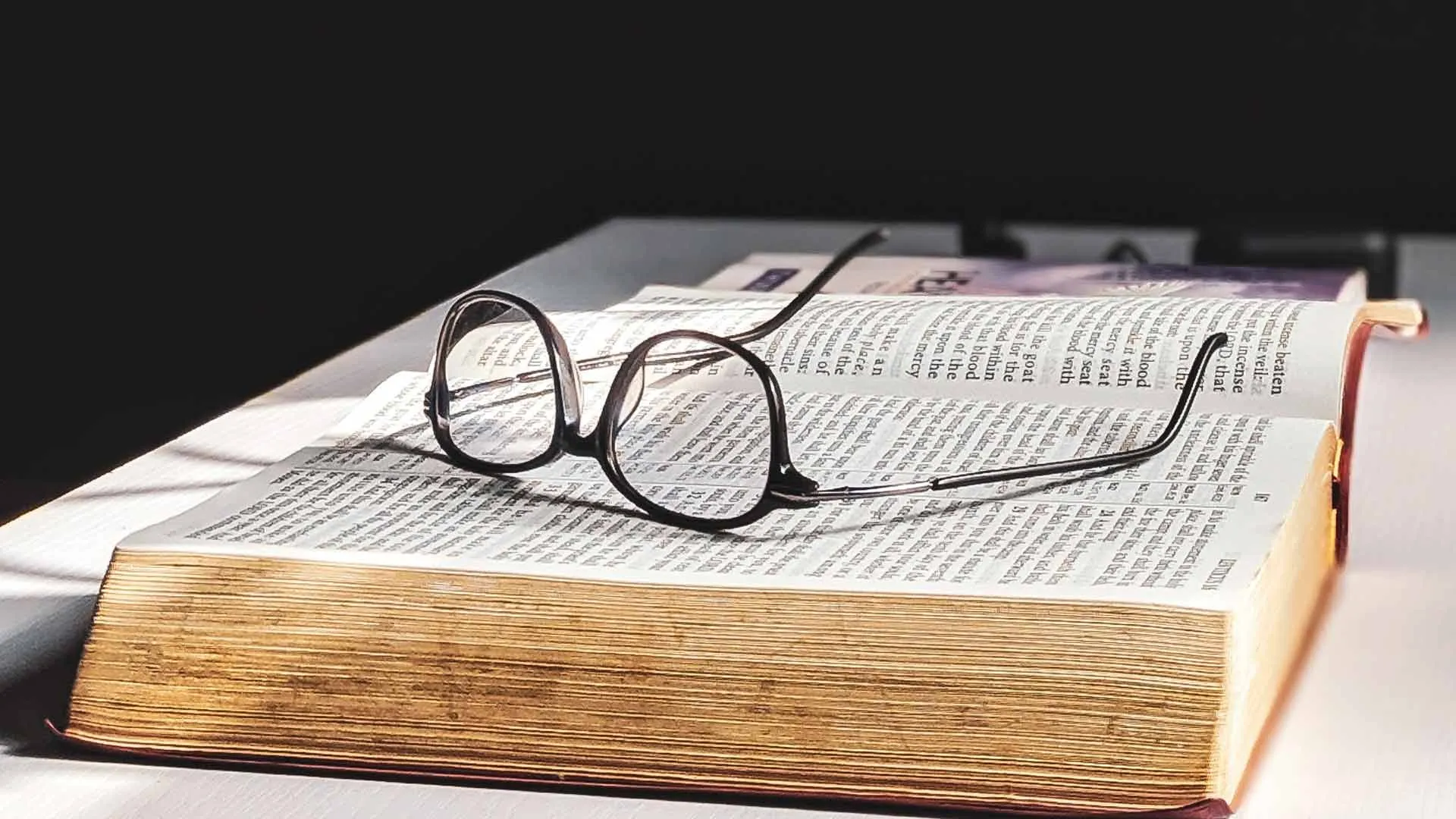 Lentes y un libro. 